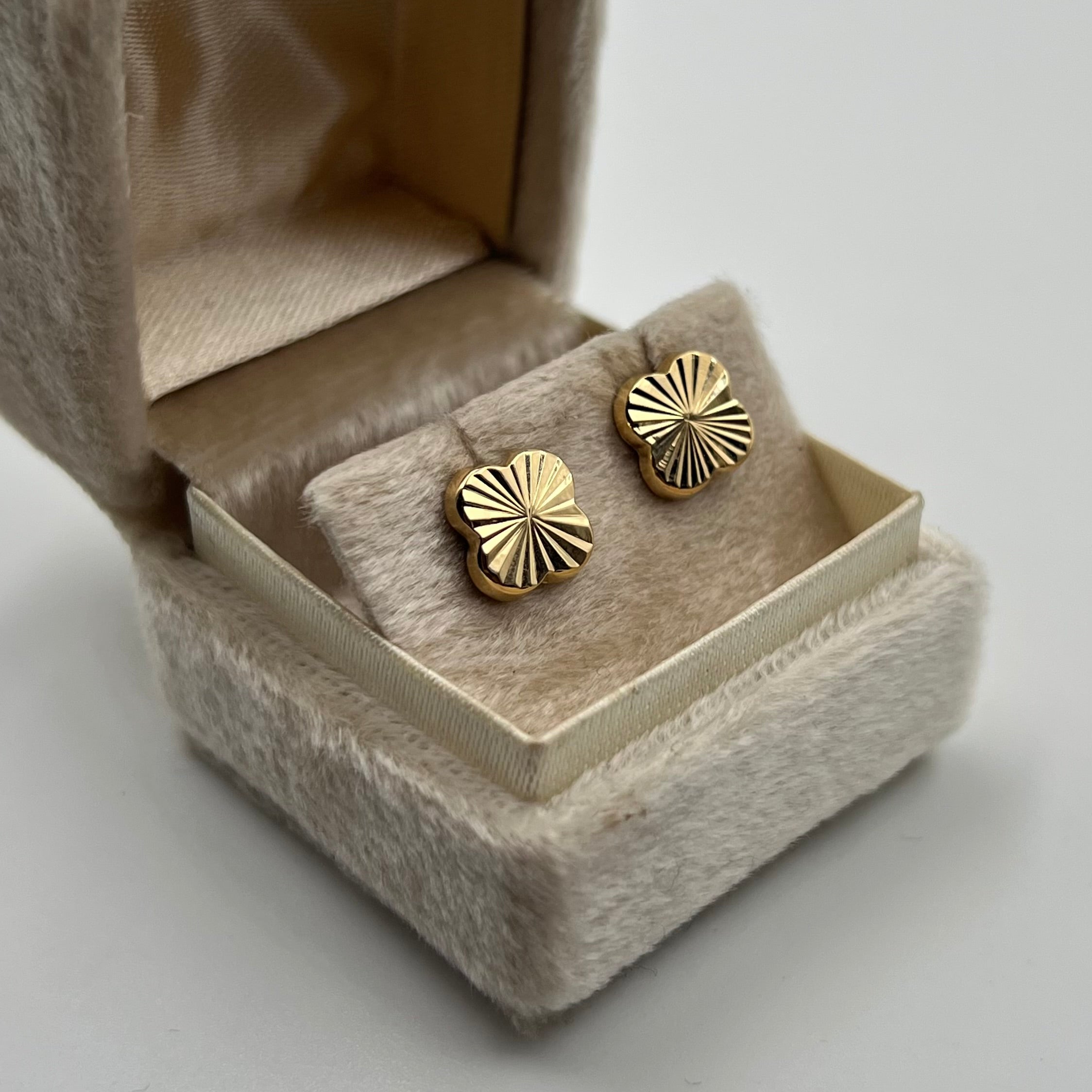 TOPOS TREBOL DIAMANTADO ORO AMARILLO 18K 1,00 GR / 10,3 MM