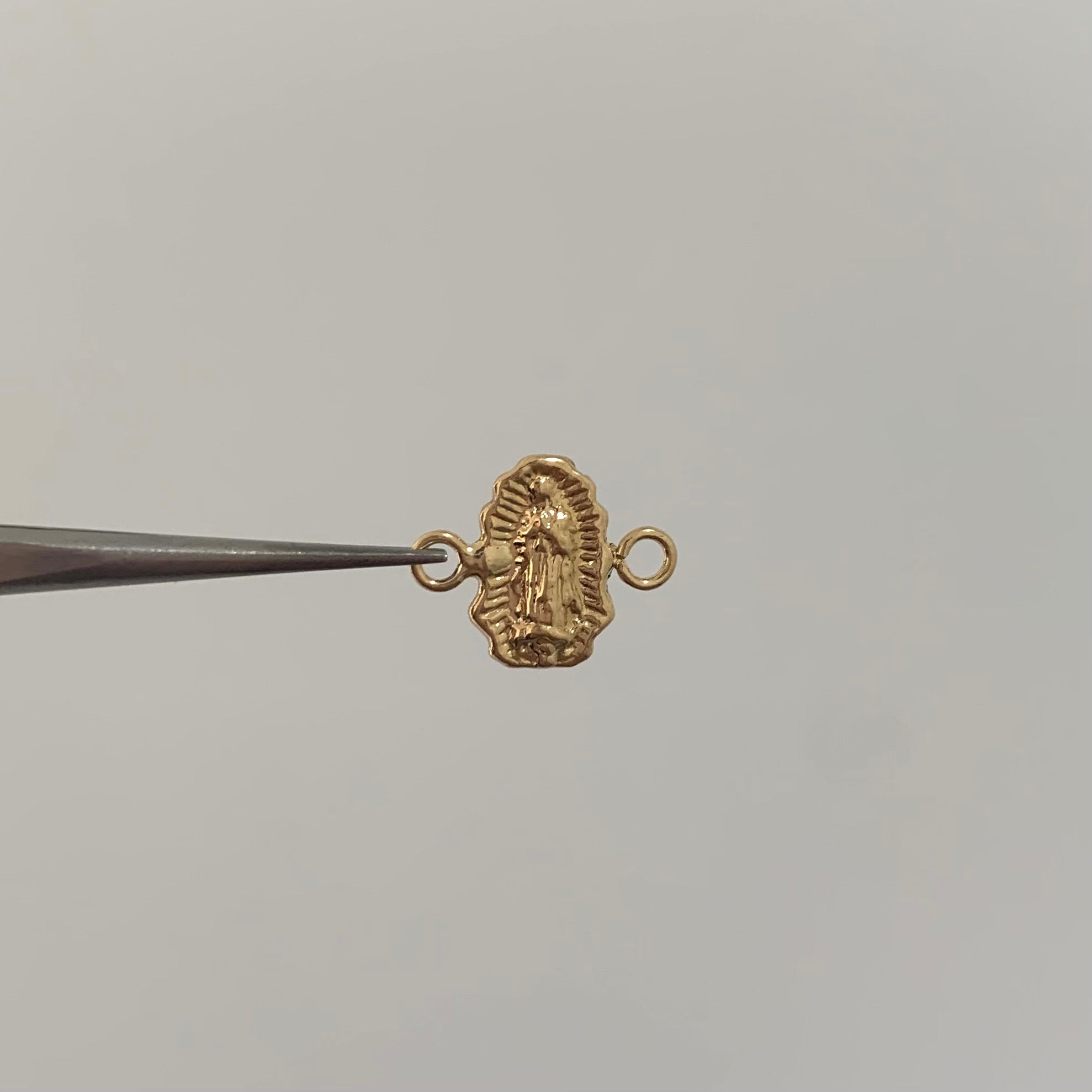 HERRAJE SILUETA VIRGEN GUADALUPE ORO AMARILLO 18K 0,45 GR / 1,2 CM