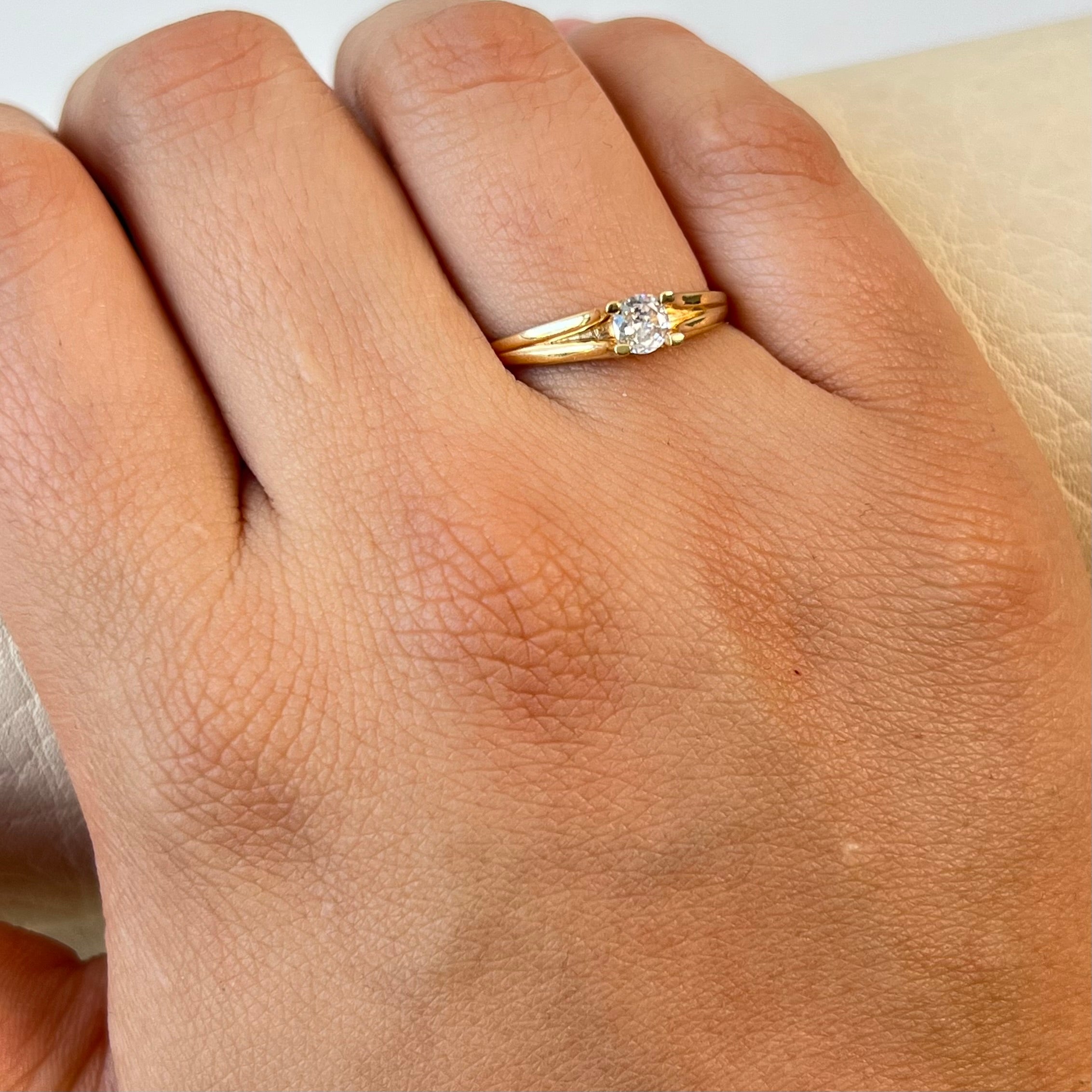 ANILLO SOLITARO LINEA ELEGANTE CON CIRCONES  ORO AMARILLO 18K / TALLA 7 / +2 / 2,12GR / 1,5 MM