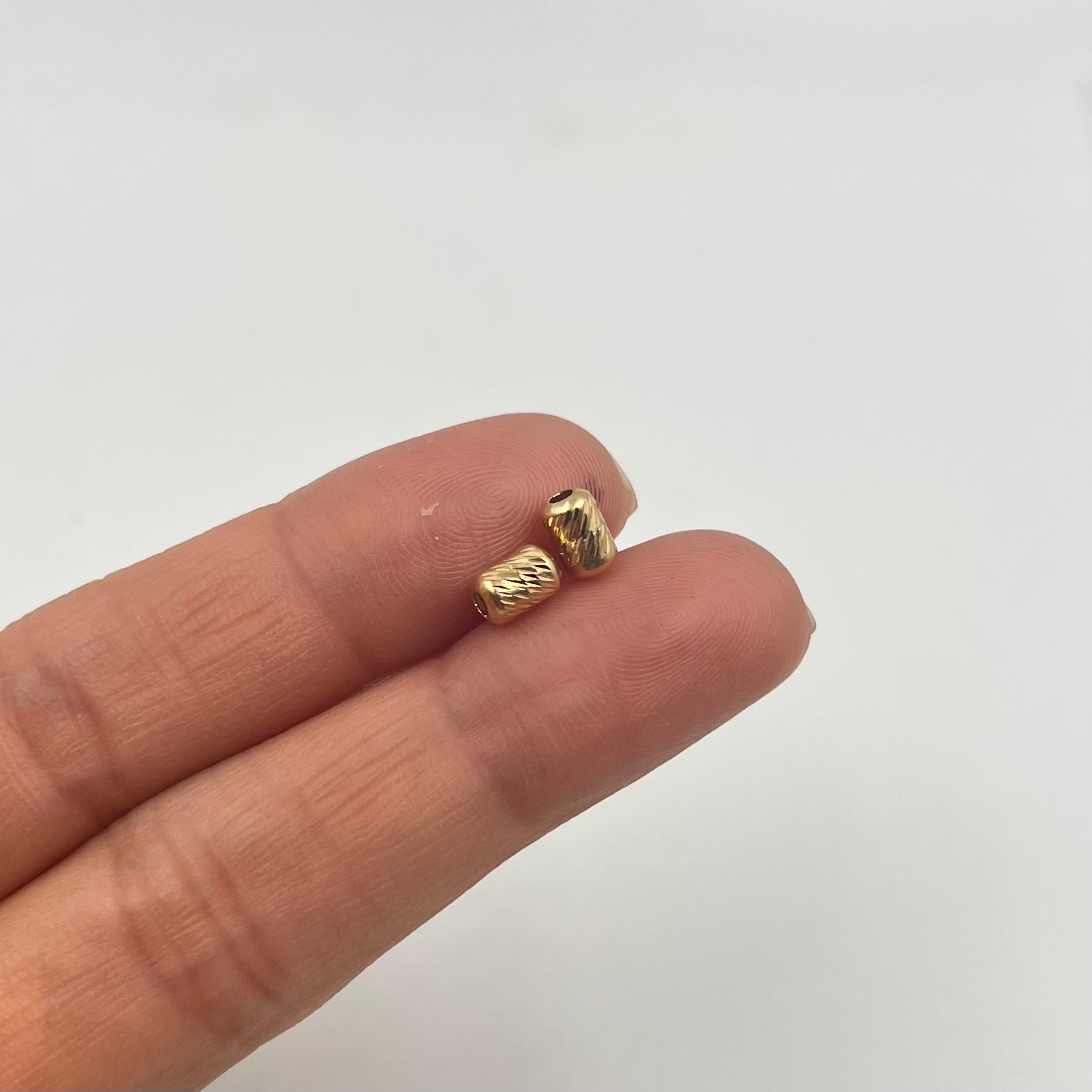 HERRAJE CILINDRO DIAMANTADO REDONDO  ORO AMARILLO 18K 0,16 GR / 0,4 CM