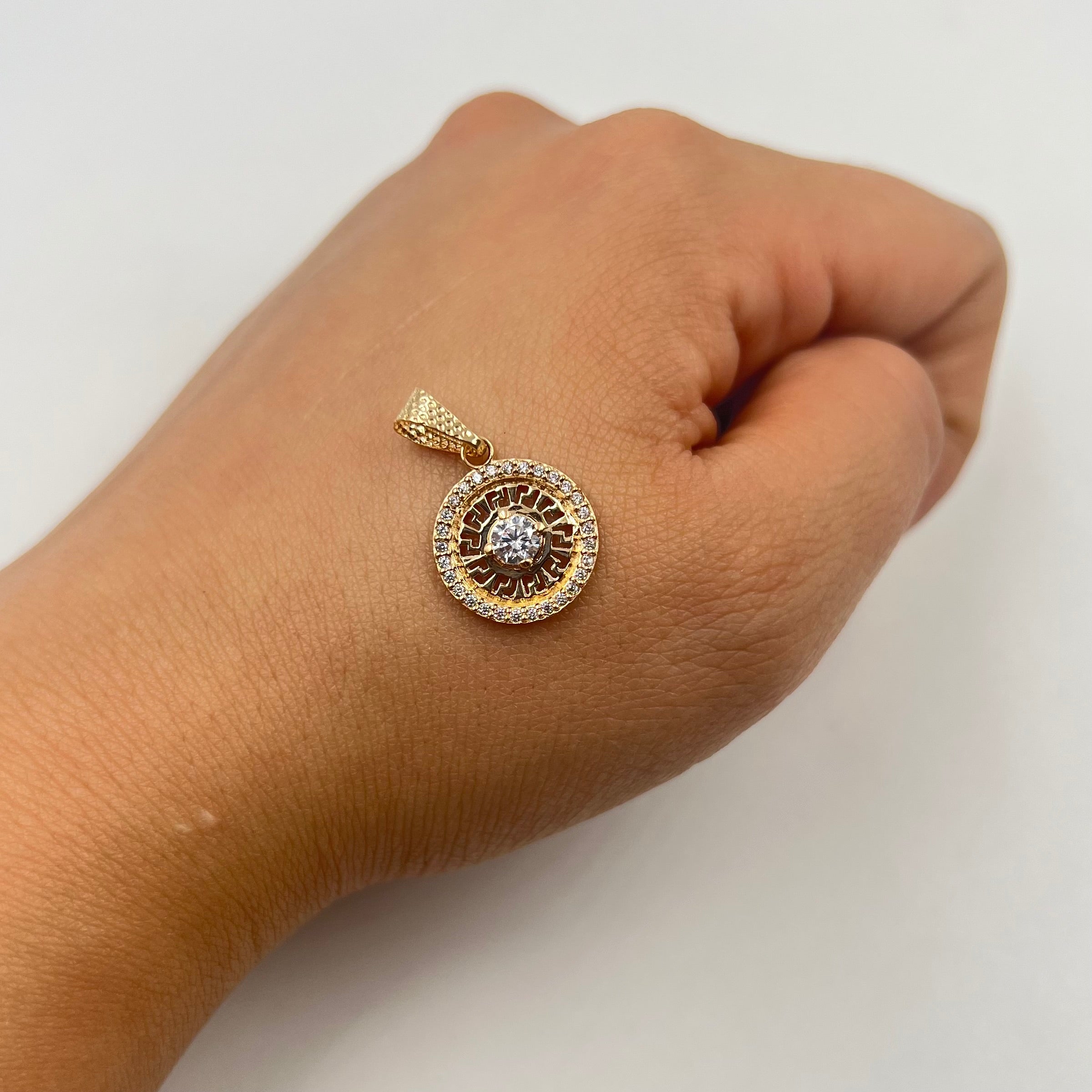 DIJE TRIBAL CON CIRCONES  ORO AMARILLO 18K 1,37 GR / 13 MM / 1,6 CM