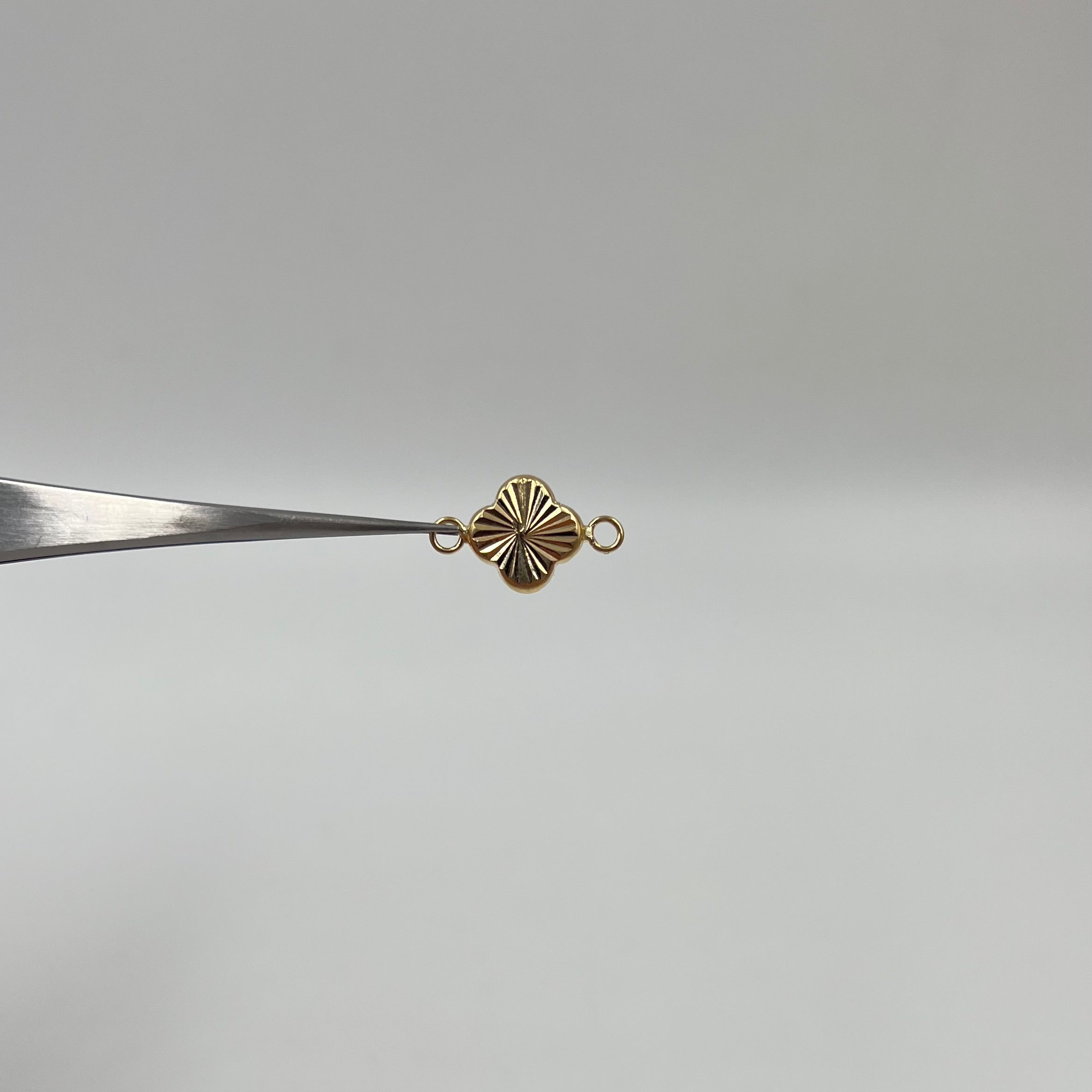 HERRAJE TREBOL DIAMANTADO  ORO AMARILLO 18K 0,52 GR / 1,6 CM