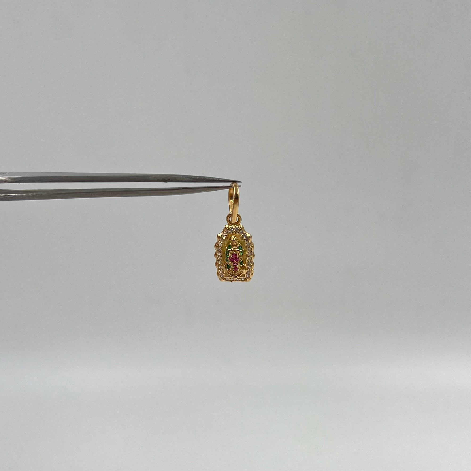 DIJE VIRGEN CIRCONES FUSCIA Y VERDE  ORO AMARILLO 18K 1,9 GR / 9 MM / 1,7 CM