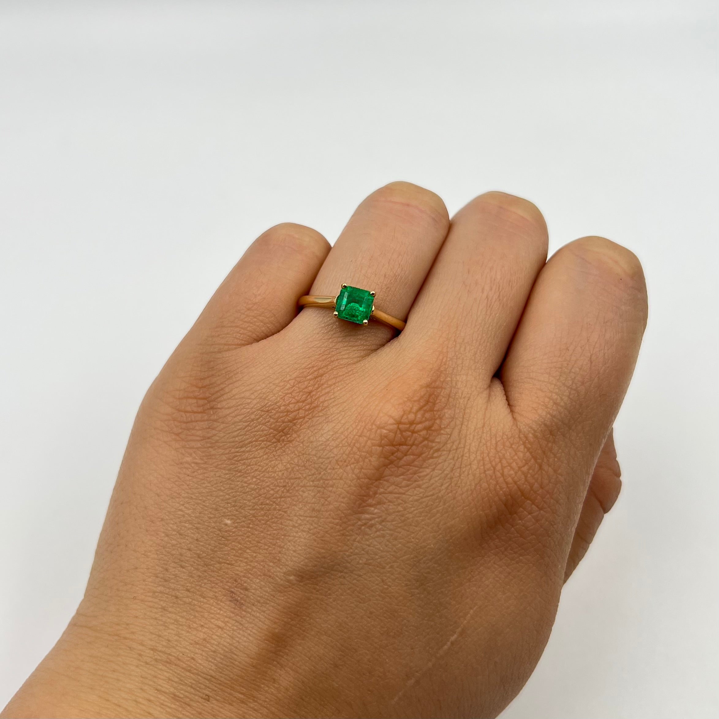 ANILLO ESMERALDA 0.70 CT ORO AMARILLO 18K / TALLA 6 / 2,68 GR (JOYA)