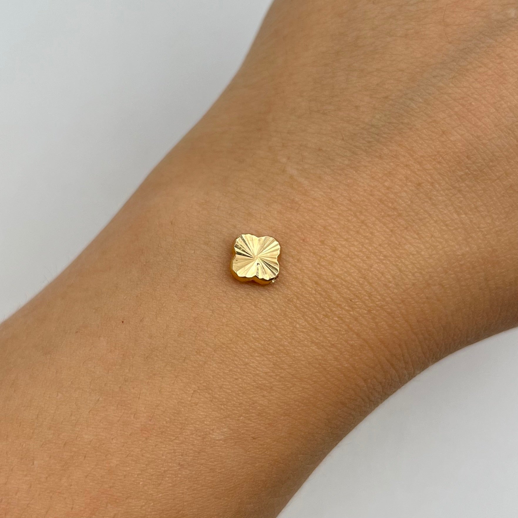 HERRAJE TREBOL DIAMANTADO ORO AMARILLO 18K 0,3 GR / 0,7 CM