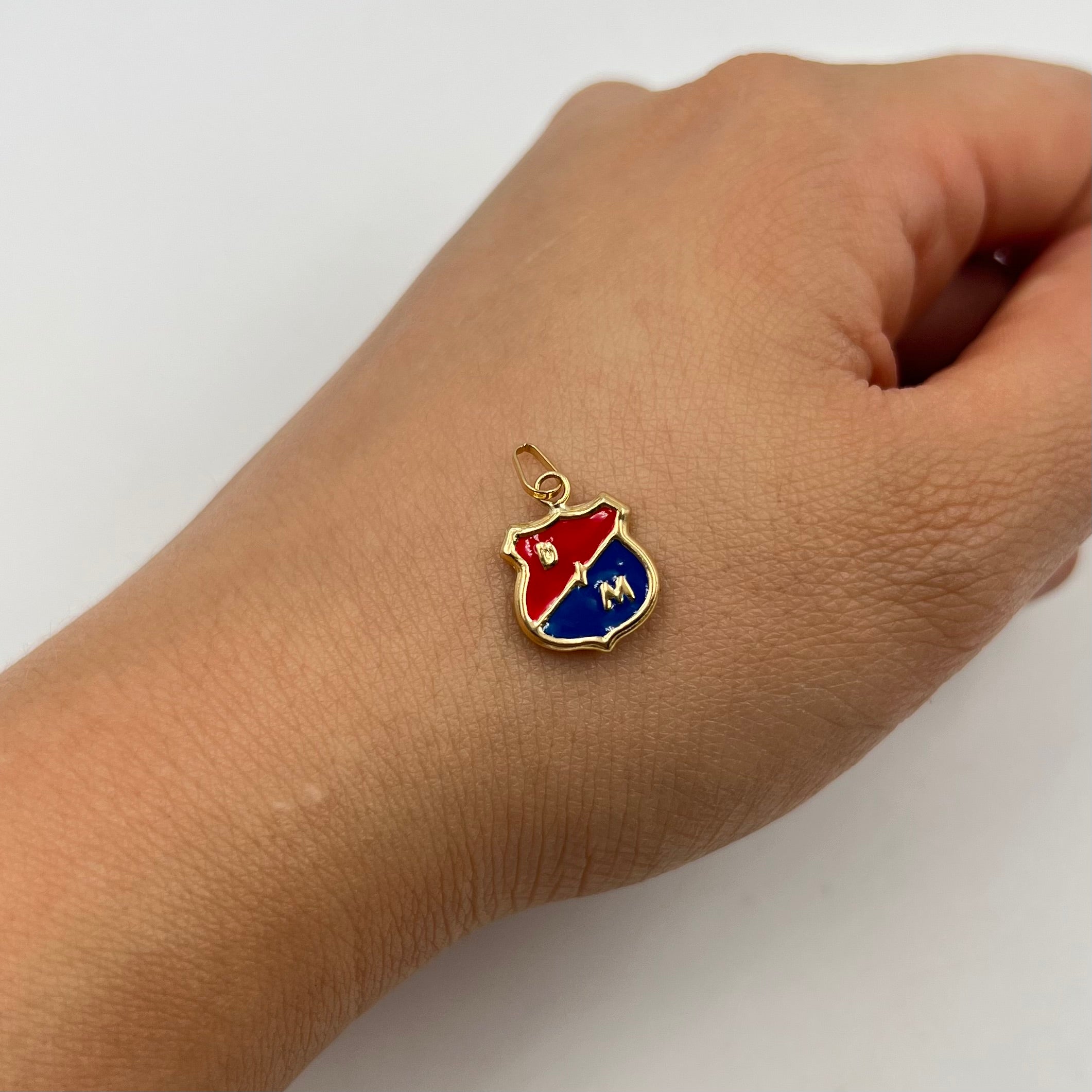 DIJE ESCUDO DIM  ORO AMARILLO 18K 0,7 GR / 11 MM / 1,4 CM