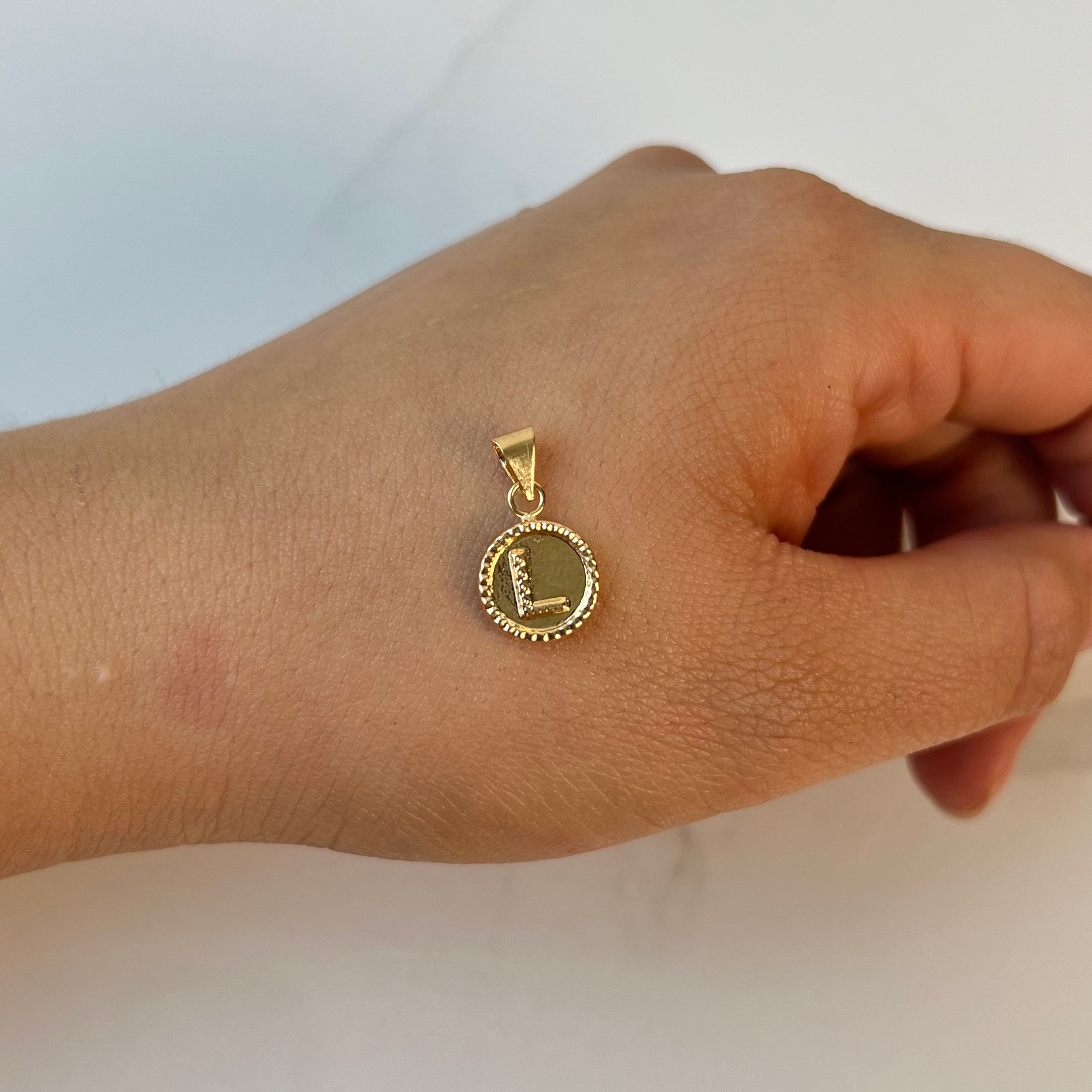 DIJE LETRA L ORO AMARILLO 18K 0,59 GR / 2,3 MM / 1,5 CM