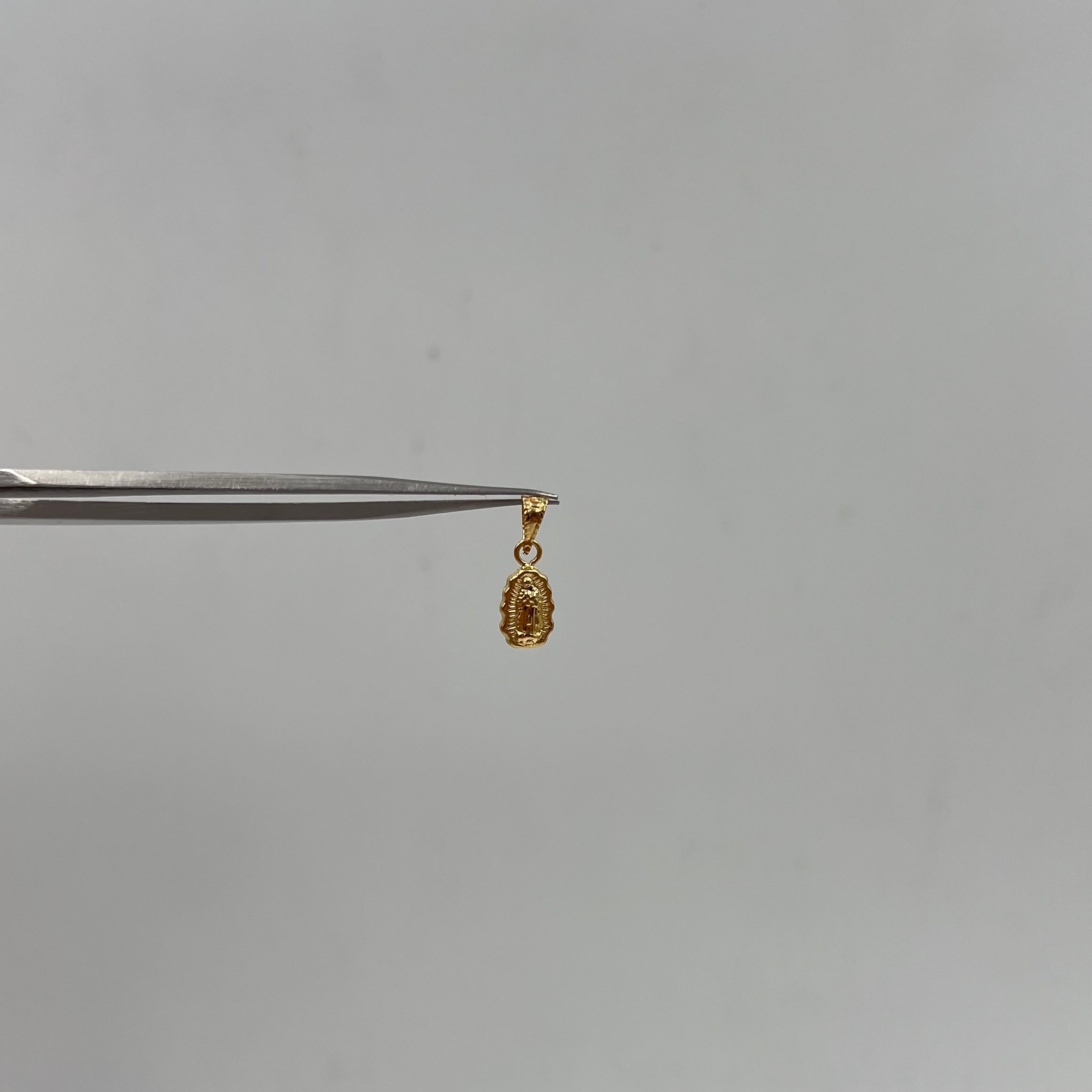 DIJE GUADALUPE FIGURA ORO AMARILLO 18K 0,31 GR / 5,6 MM / 1,1 CM