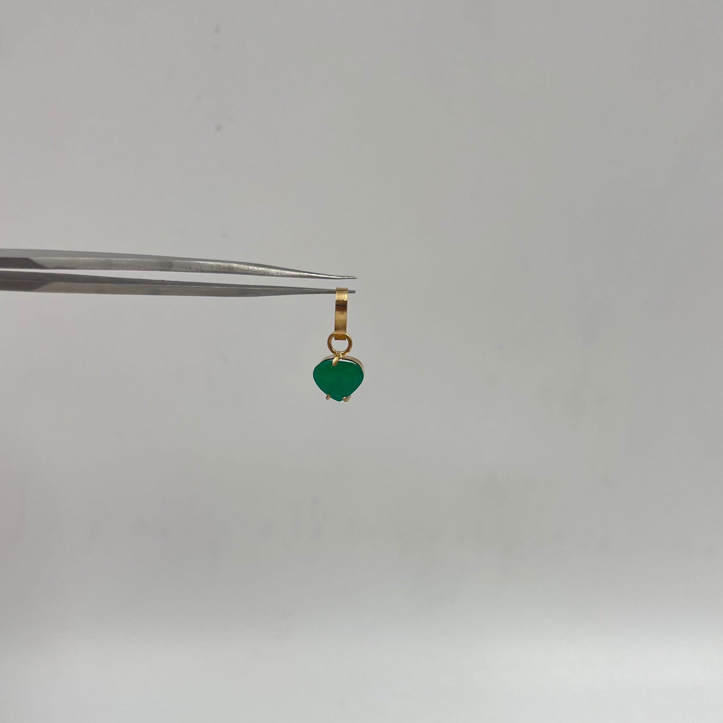 DIJE CORAZON ESMERALDA ORO AMARILLO 18K / 0,88 GR / 8 MM / 1,2 CM (JOYA)