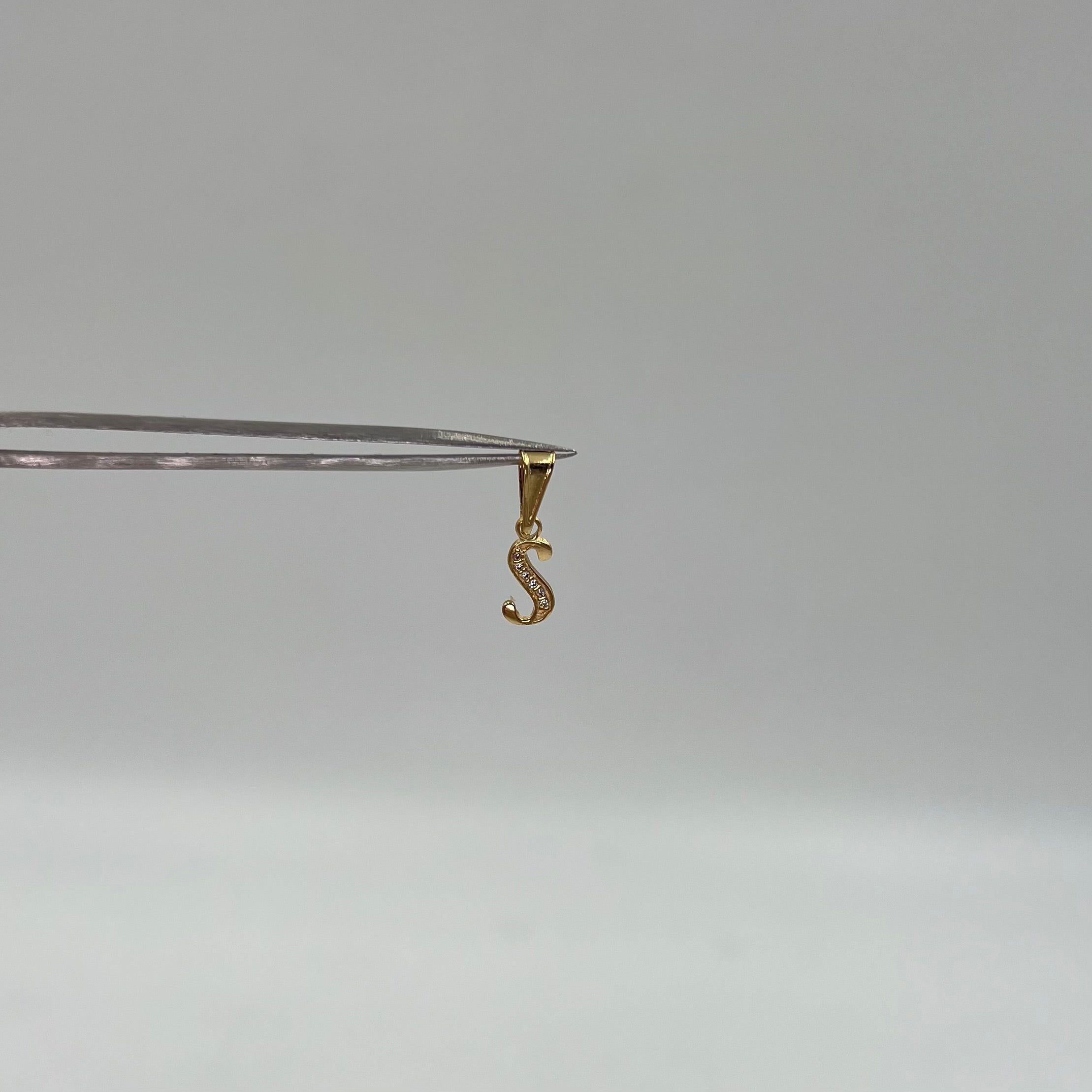 DIJE LETRA S CIRCON BLANCO  ORO AMARILLO 18K 0,47 GR / 5 MM / 1,2 CM