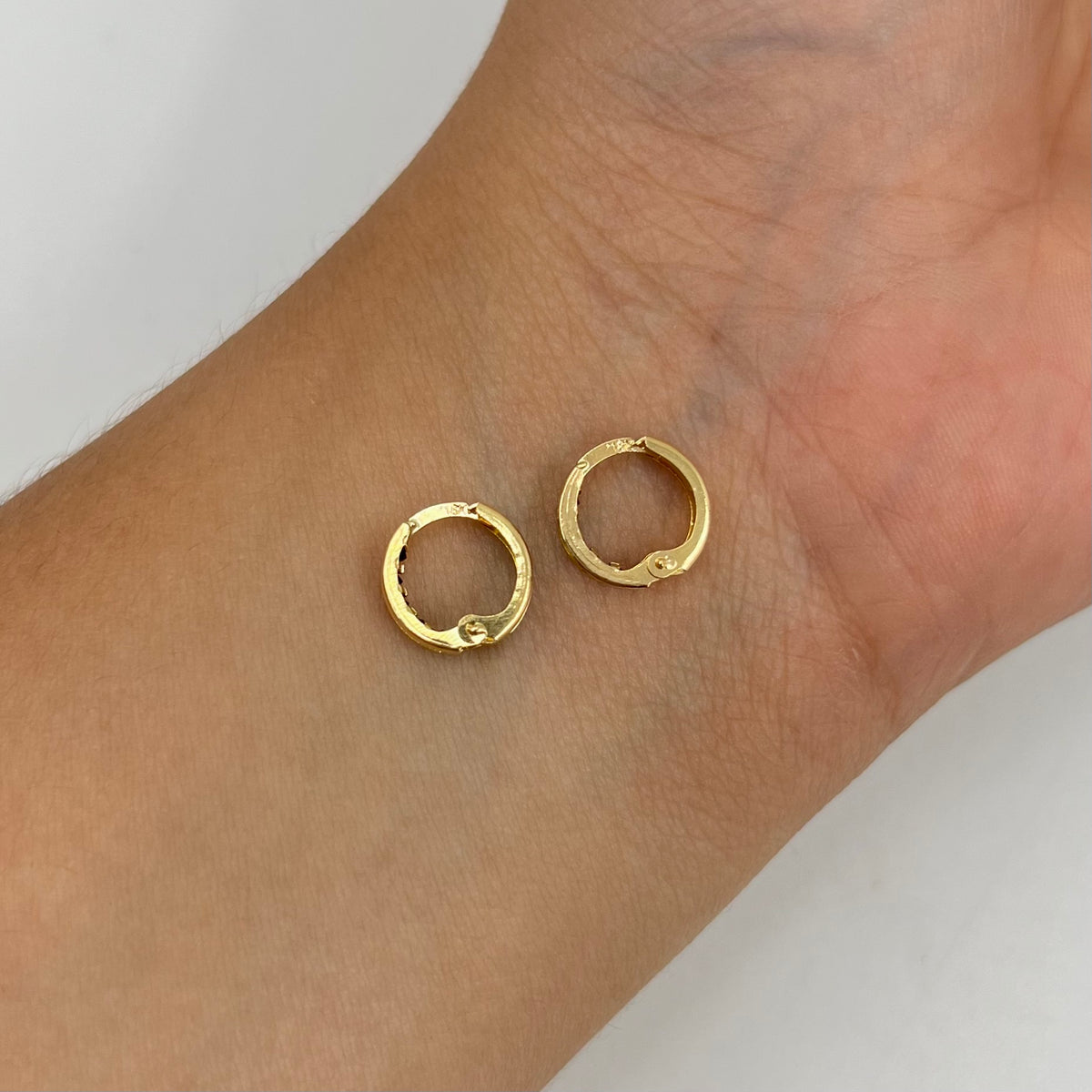 CANDONGA PEQUEÑA CIRCONES NEGROS ORO AMARILLO 18K 1,08 GR / 1 CM