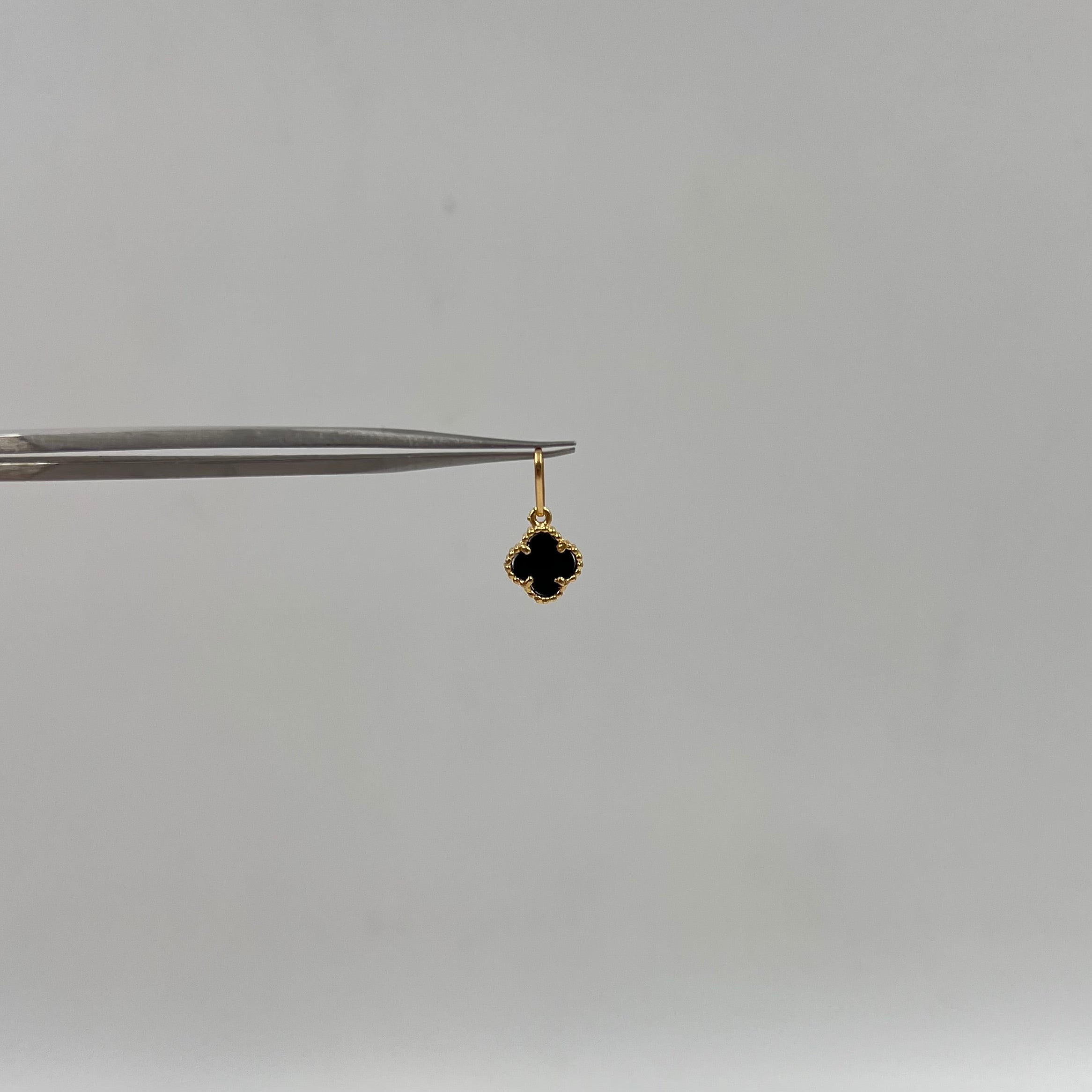 DIJE TREBOL NEGRO ORO AMARILLO 18K +1 / 0,64 GR / 7,7 MM / 0,9 CM