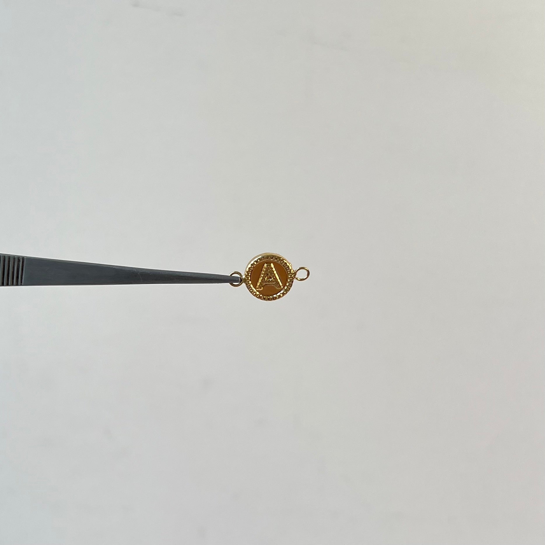 HERRAJE LETRA A  ORO AMARILLO 18K 0,54 GR / 1,6 CM