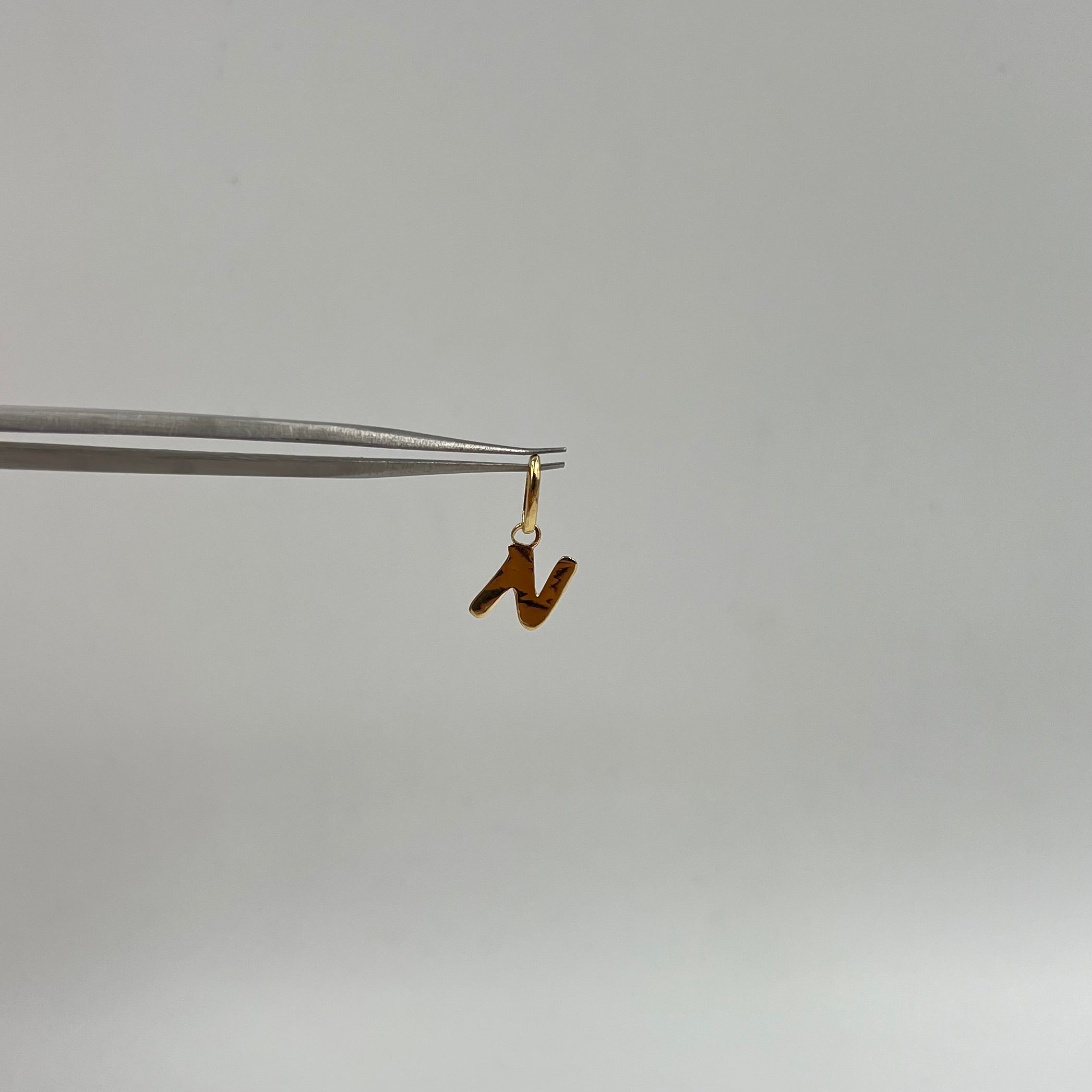 DIJE LETRA N  ORO AMARILLO 18K 0,45 GR / 7 MM / 1 CM
