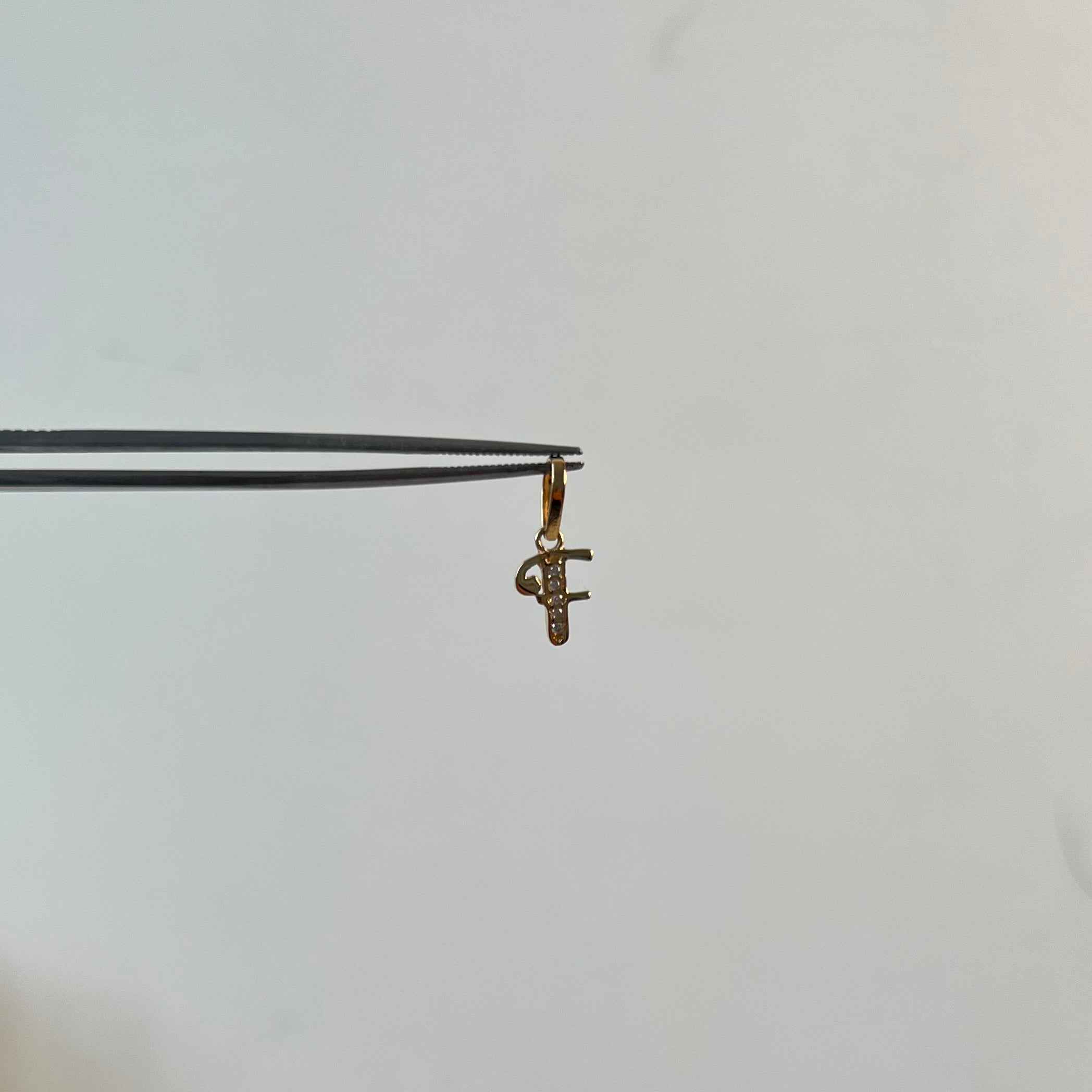 DIJE LETRA F CON CIRCON  ORO AMARILLO 18K 0,61 GR / 7 MM / 1 CM