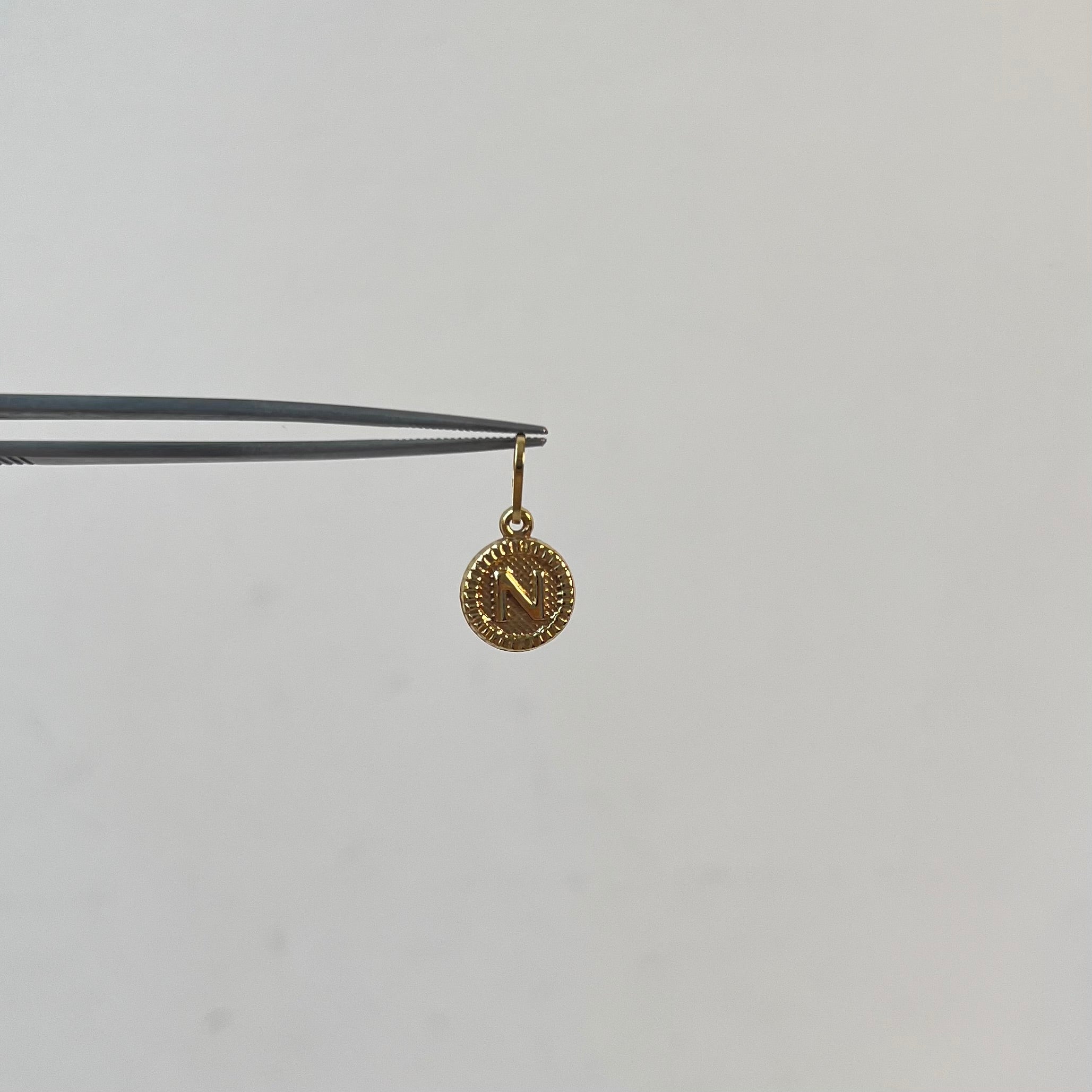 DIJE LETRA N ORO AMARILLO 18K 0,64 GR / 2,74 MM / 1,5 CM