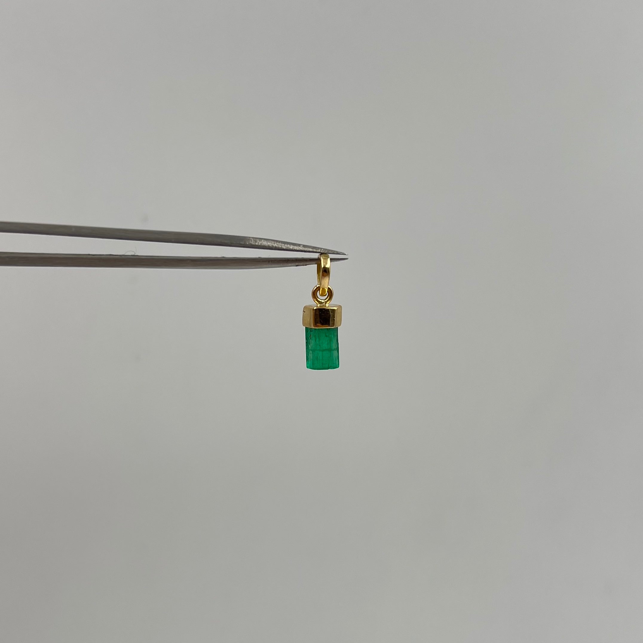 DIJE ESMERALDA 2 CT ORO AMARILLO 18K / 0,9 GR / 5,4 MM / 1,2CM