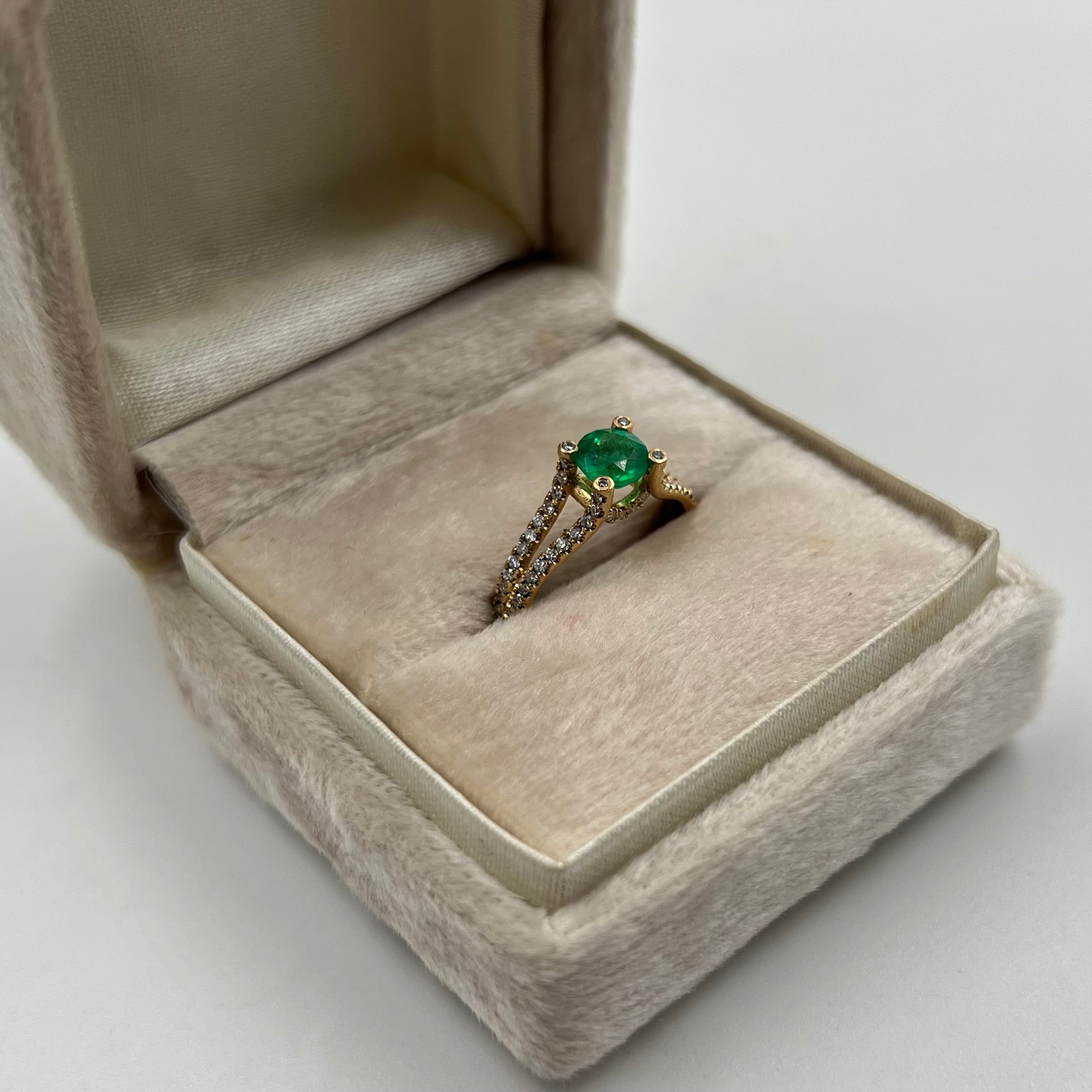 ANILLO COMPROMISO ESMERALDA Y DIAMANTE 1,0 CT ORO AMARILLO 18K / TALLA 5 3/4 / 2,25 GR (JOYA)