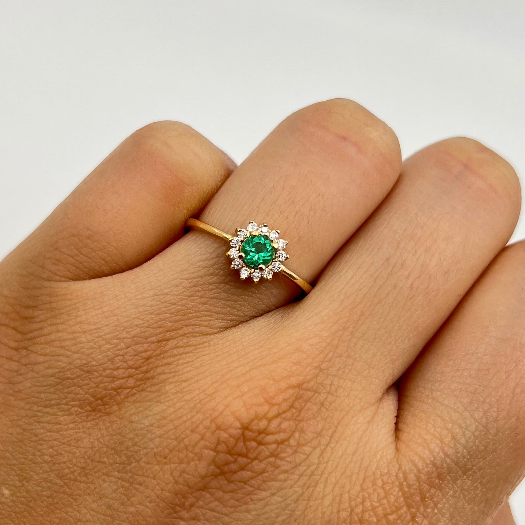 ANILLO ESMERALDA 0.28 CT Y MOISSANITA 0.13 CT ORO AMARILLO 18K / TALLA 6 / 2 GR