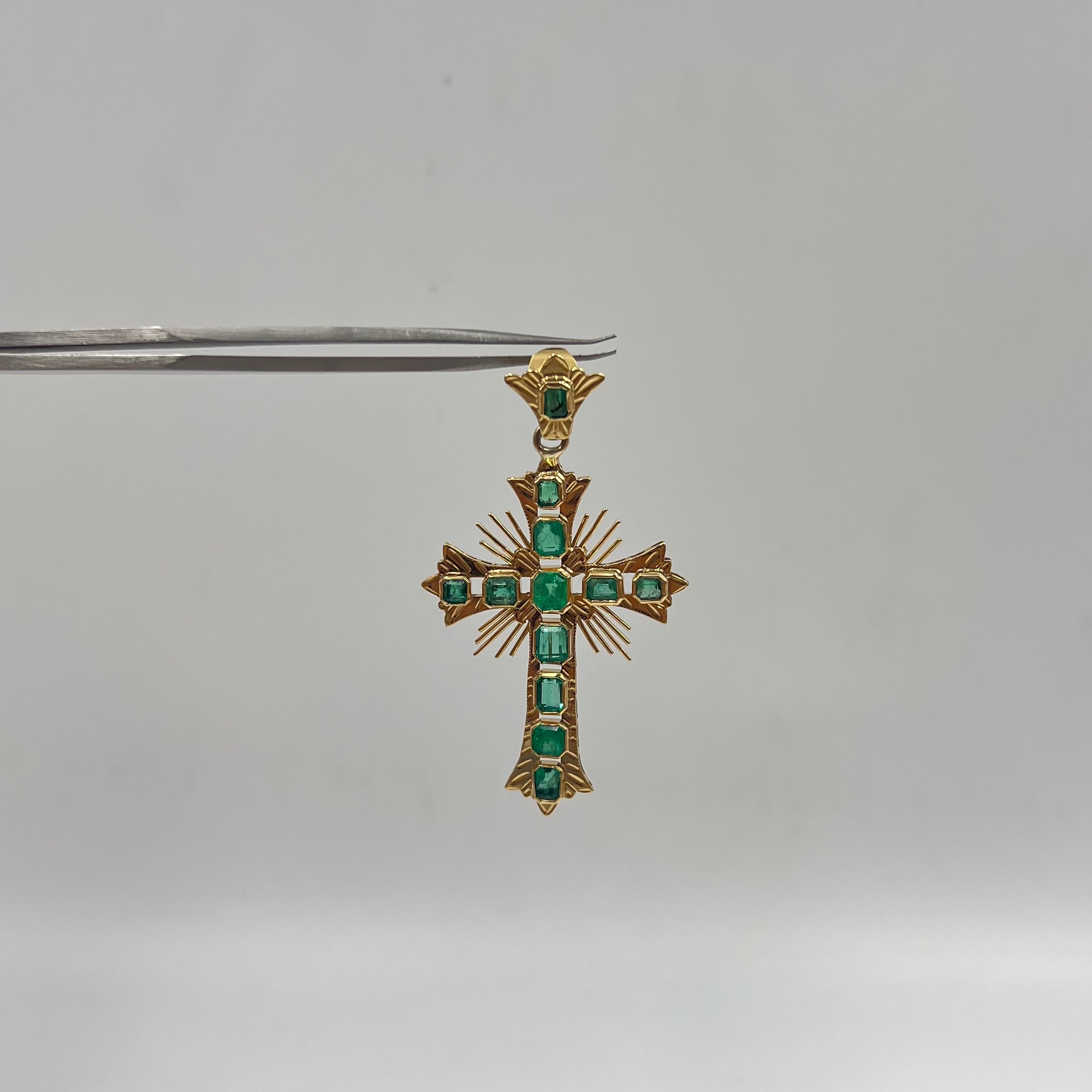 DIJE CRUZ ESMERALDA 3 CT ORO AMARILLO 18K / 7,09 GR / 11 MM / 5 CM (JOYA)