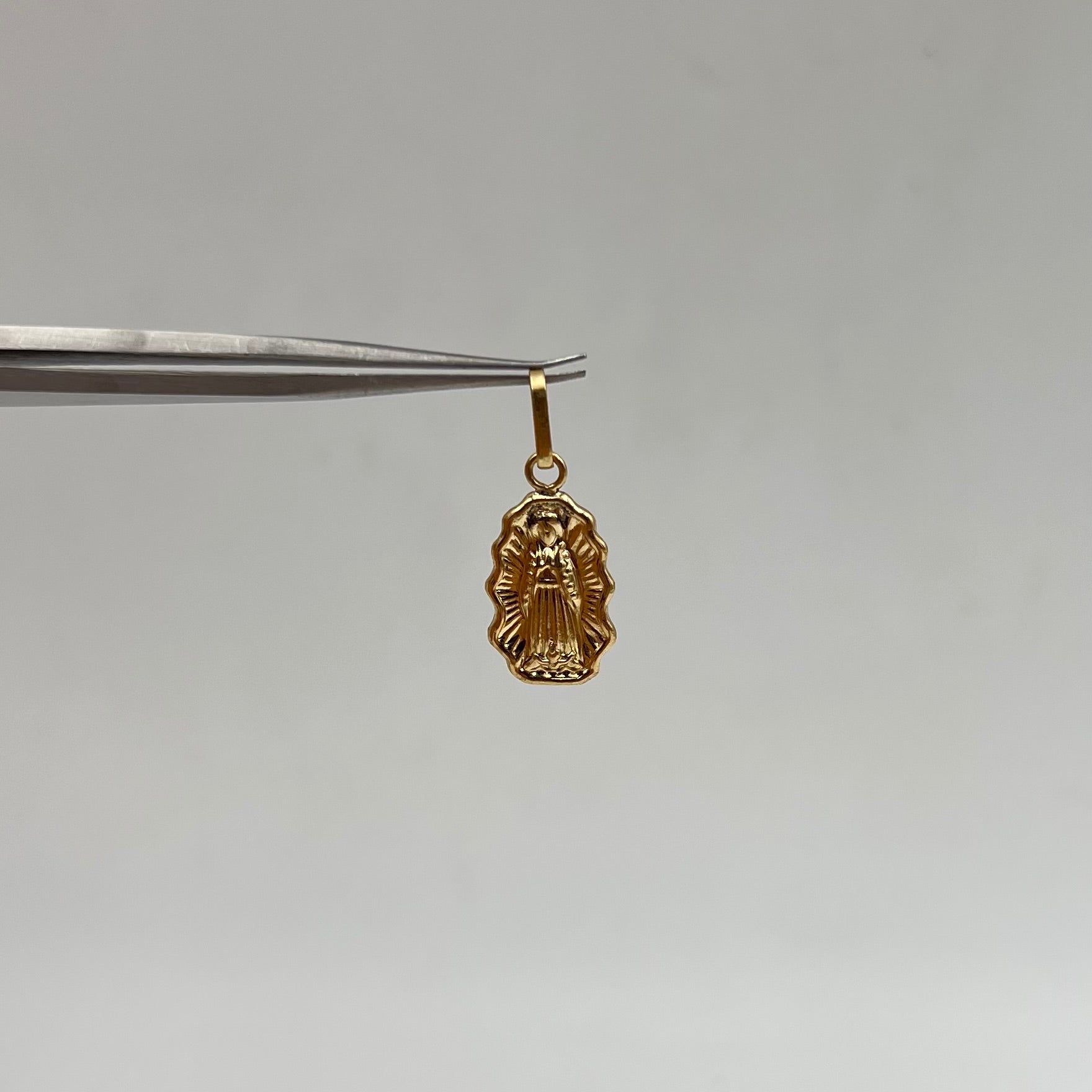DIJE VIRGEN DE GUADALUPE SILUETA  ORO AMARILLO 18K 0,66 GR / 9 MM / 1,7 CM