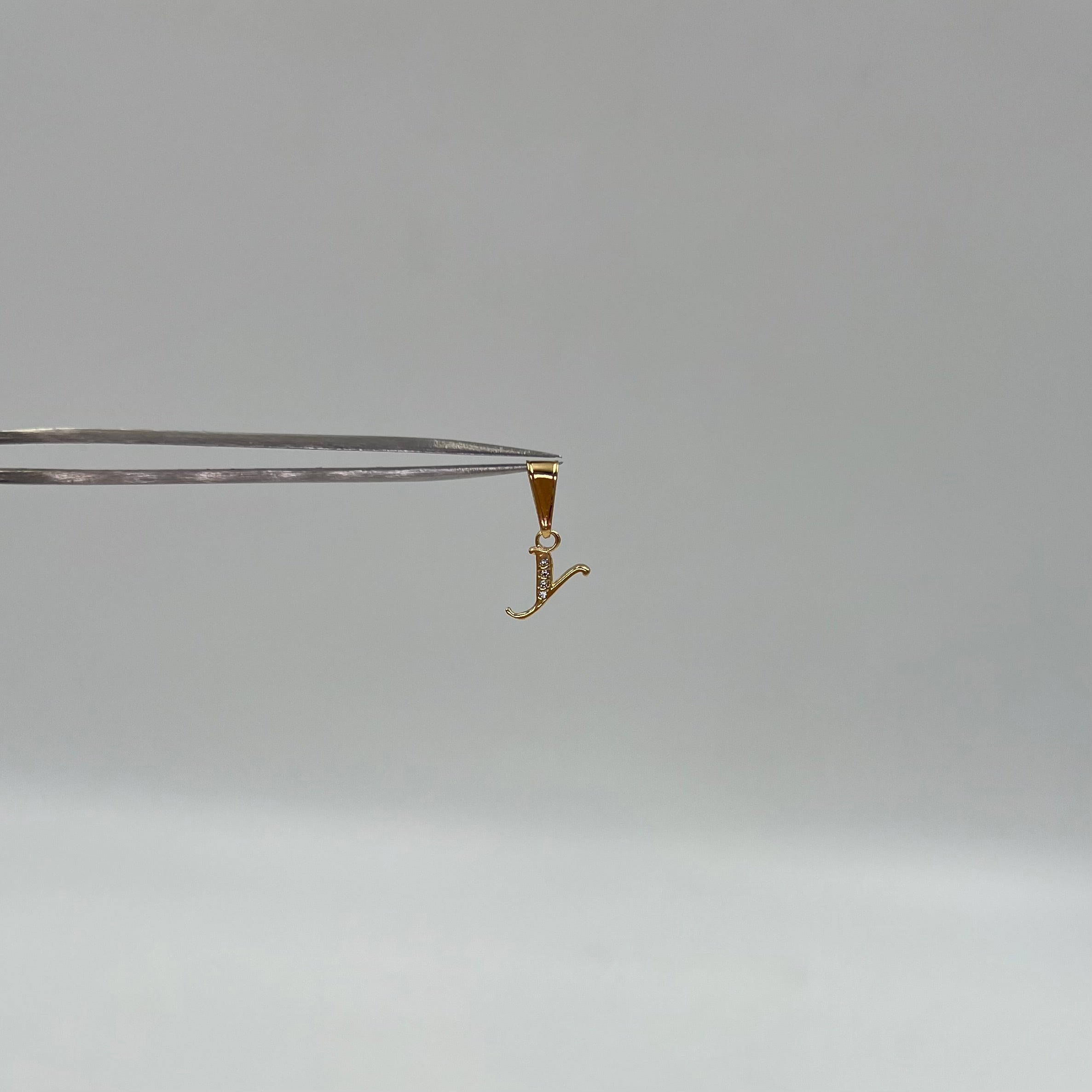 DIJE LETRA Y CIRCON BLANCO  ORO AMARILLO 18K 0,44 GR / 7 MM / 1 CM
