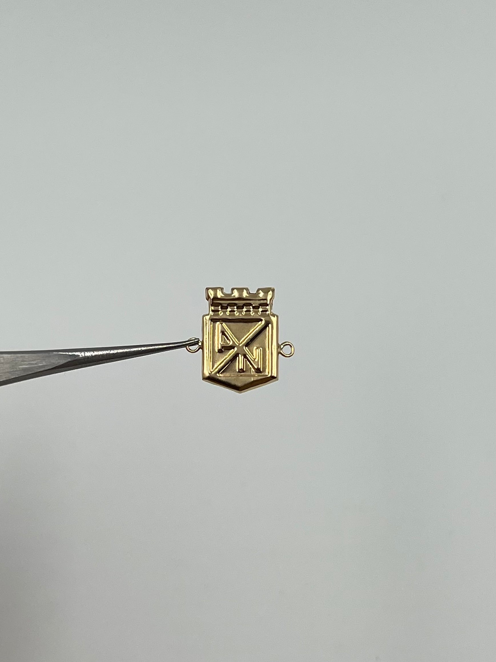HERRAJE ESCUDO NACIONAL  ORO AMARILLO 18K 0,6 GR / 1,5 CM