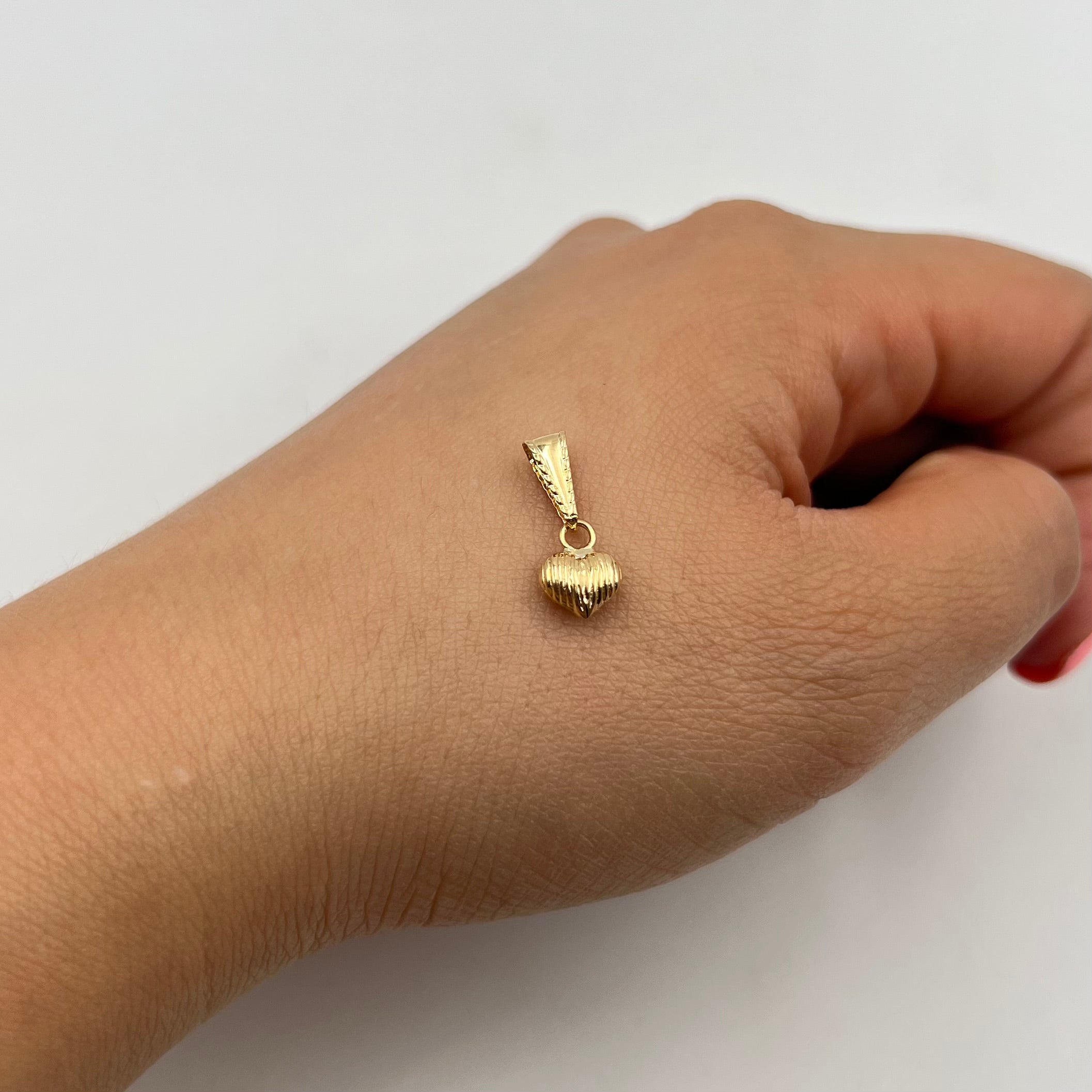 DIJE CORAZON TEXTURIZADO  ORO AMARILLO 18K 0,38 GR / 6 MM / 0,8 CM