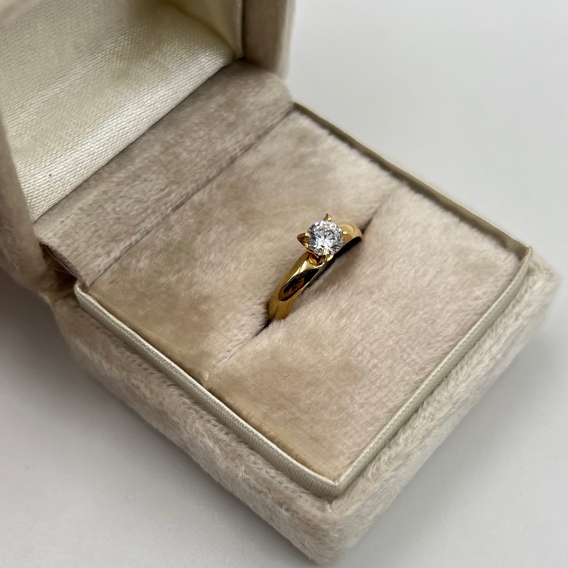 ANILLO SOLITARIO CIRCON BLANCO  ORO AMARILLO 18K / TALLA 5/5 / 1,34 GR / 3 MM