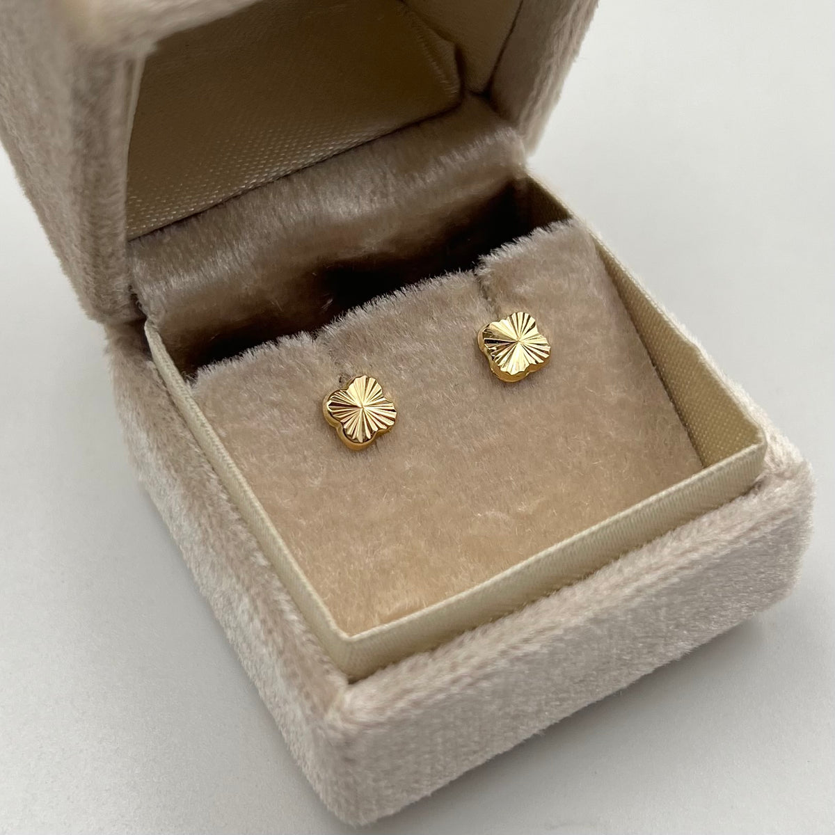 TOPOS TREBOL PEQUEÑO ORO AMARILLO 18K 0,56 GR / 6 MM