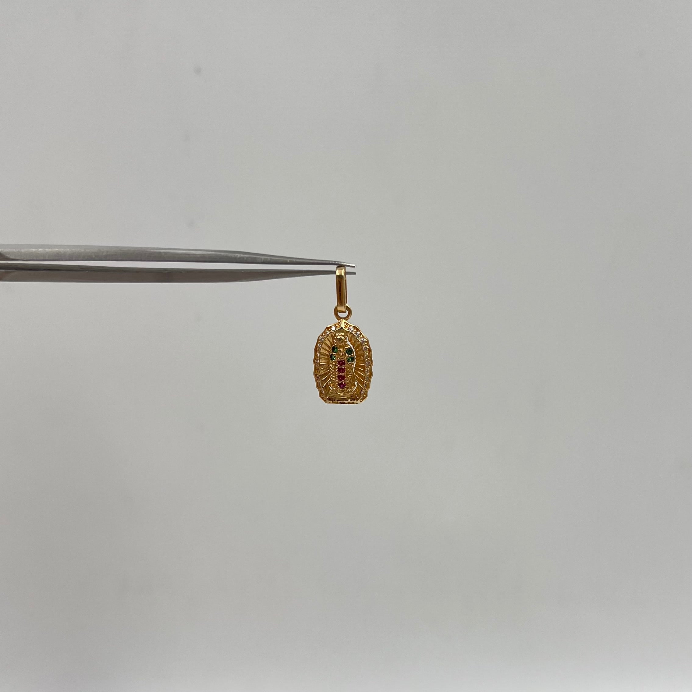DIJE FIGURA GUADALUPE CIRCONES DE COLORES ORO AMARILLO 18K 1,19 GR / 9,3 MM / 1,6 CM
