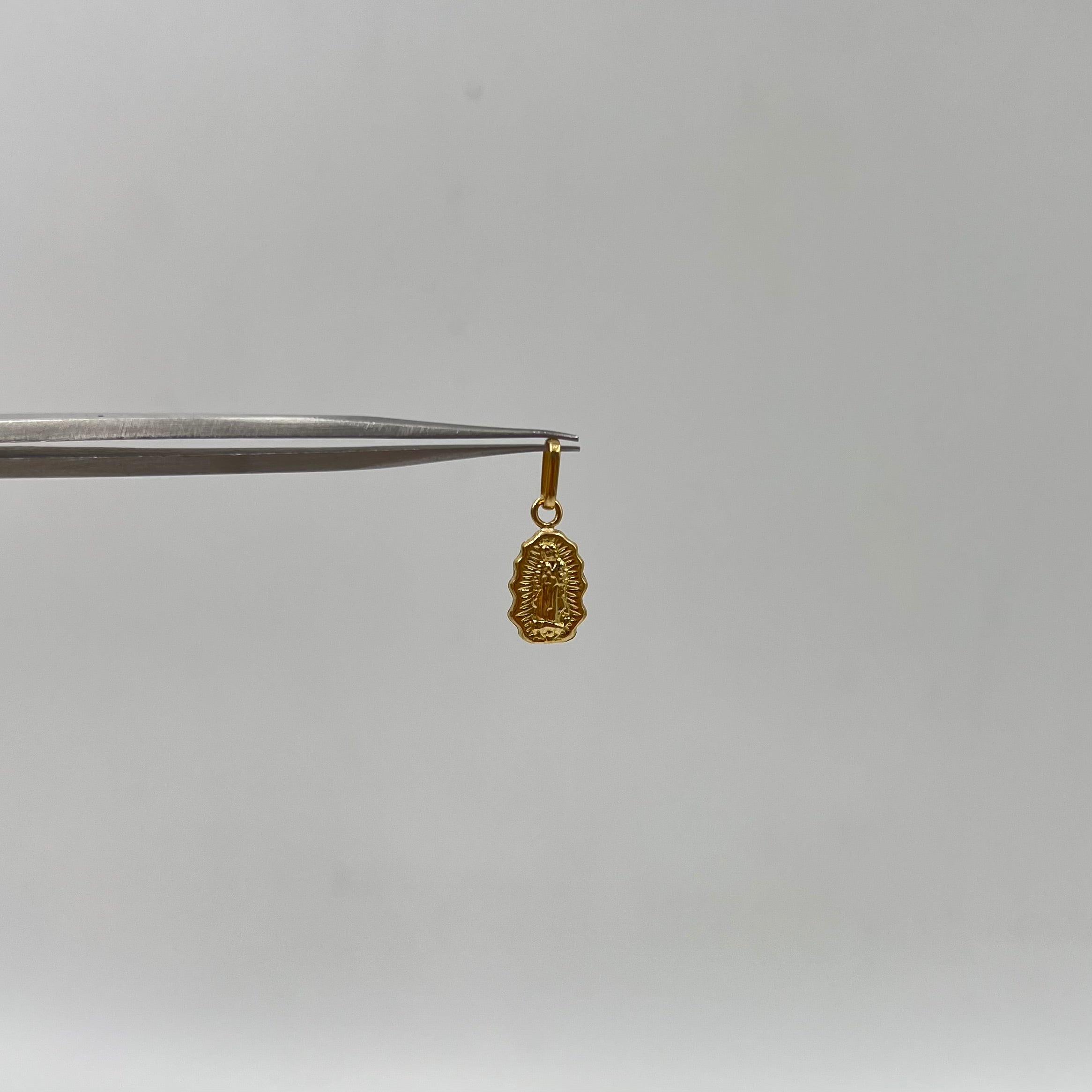 DIJE FIGURA GUADALUPE ORO AMARILLO 18K 0,42 GR / 7,2 MM / 1,2 CM
