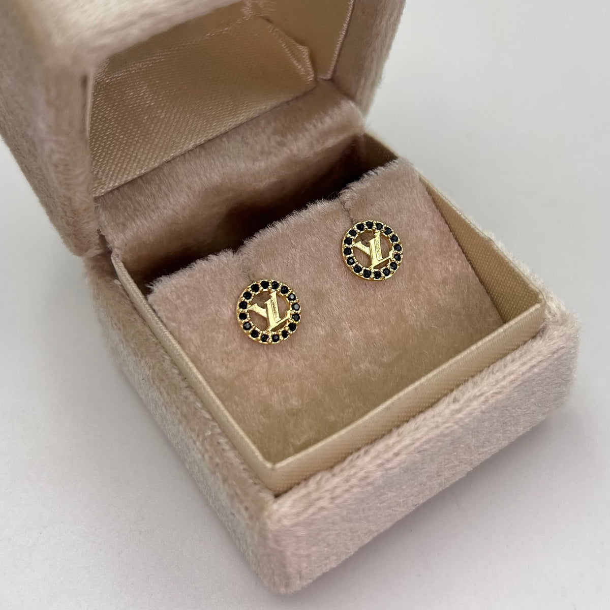 TOPOS LV BORDEADO CIRCONES NEGROS ORO AMARILLO 18K 0,98 GR / 7 MM