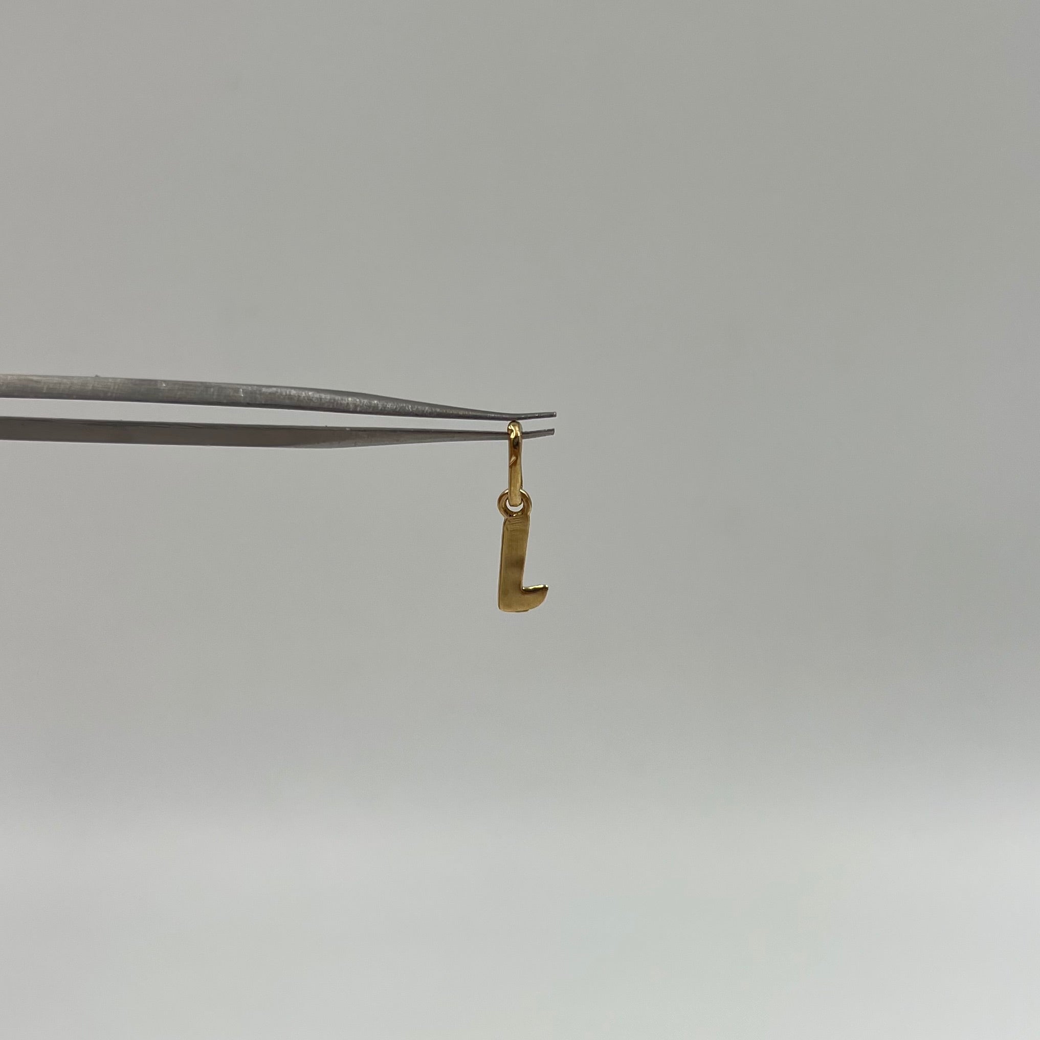 DIJE LETRA L  ORO AMARILLO 18K 0,32 GR / 4 MM / 1 CM