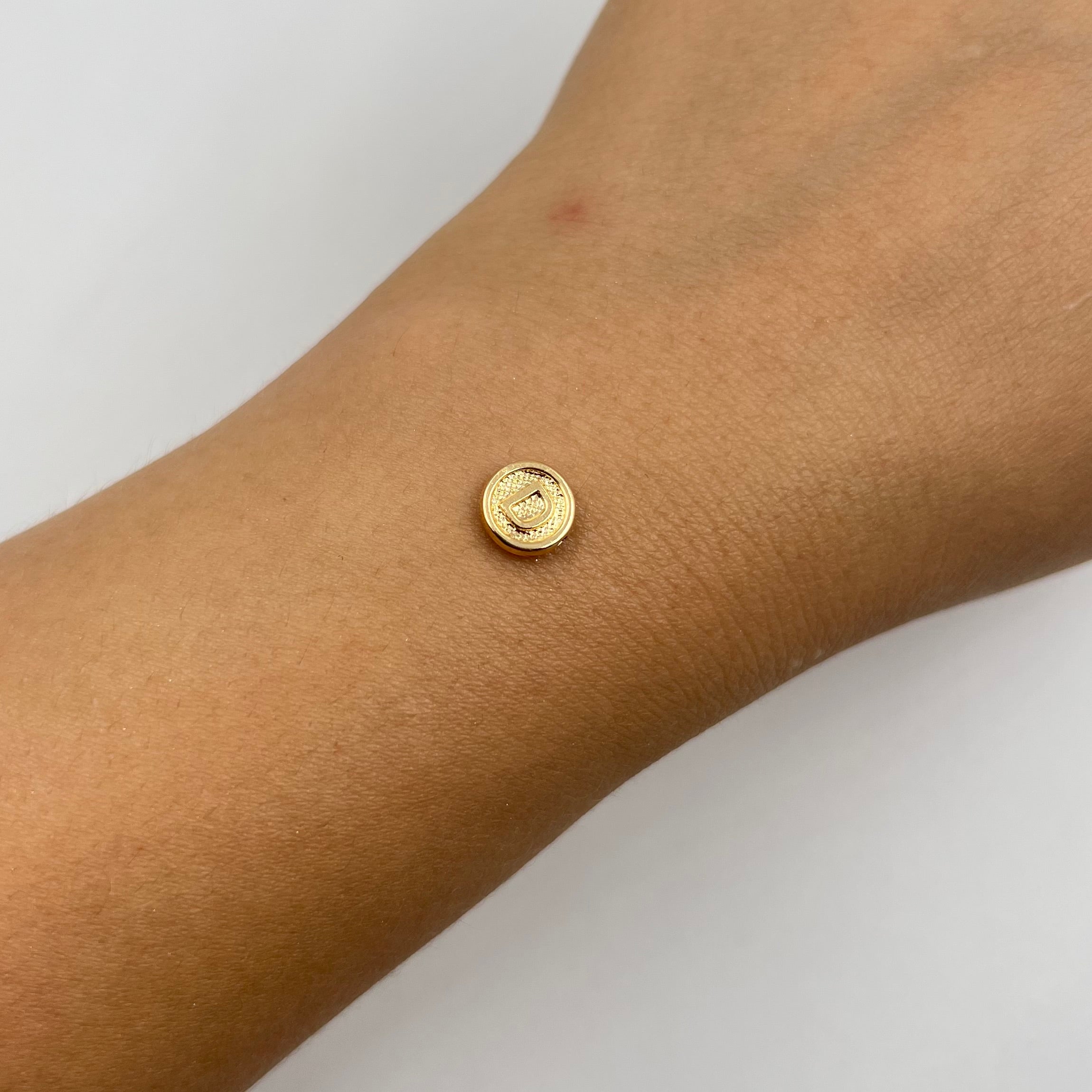 HERRAJE LETRA D TAMBOR ORO AMARILLO 18K 0,25 GR / 0,8 CM