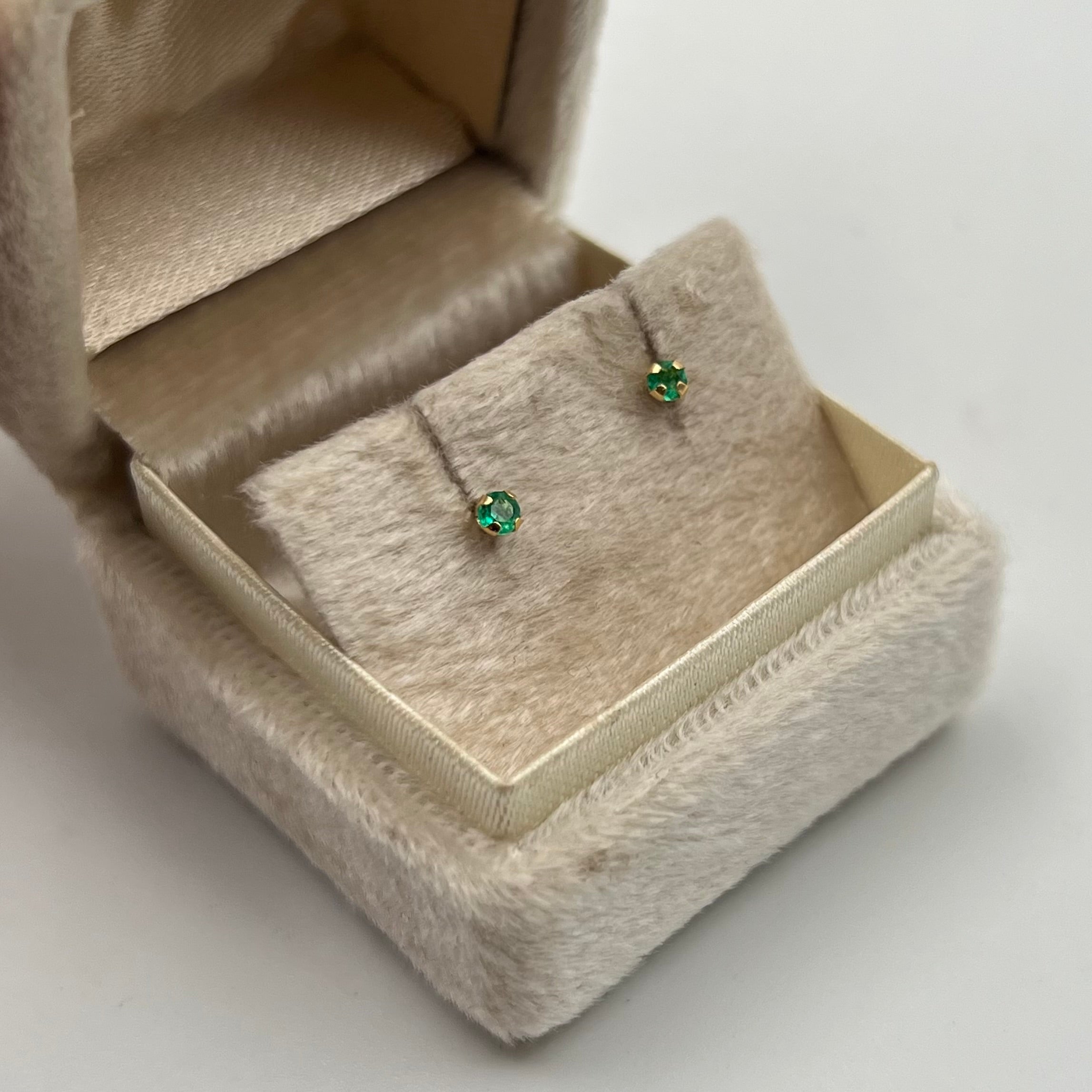 TOPOS ESMERALDA / 0.20 PTS ORO AMARILLO 18K / 2,5 MM (JOYA)