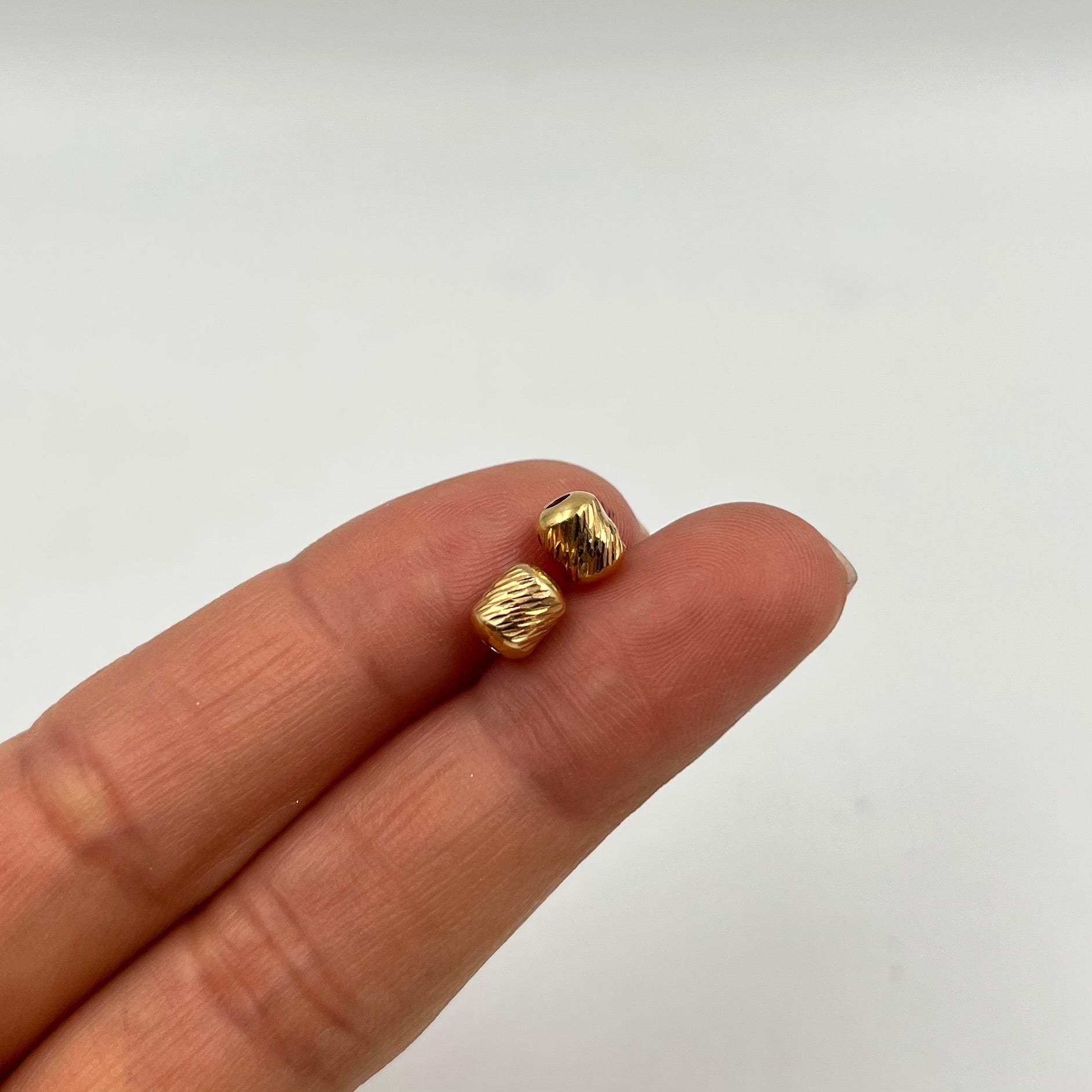 HERRAJE CILINDRO DIAMANTADO REDONDO  ORO AMARILLO 18K 0,26 GR / 0,5 CM