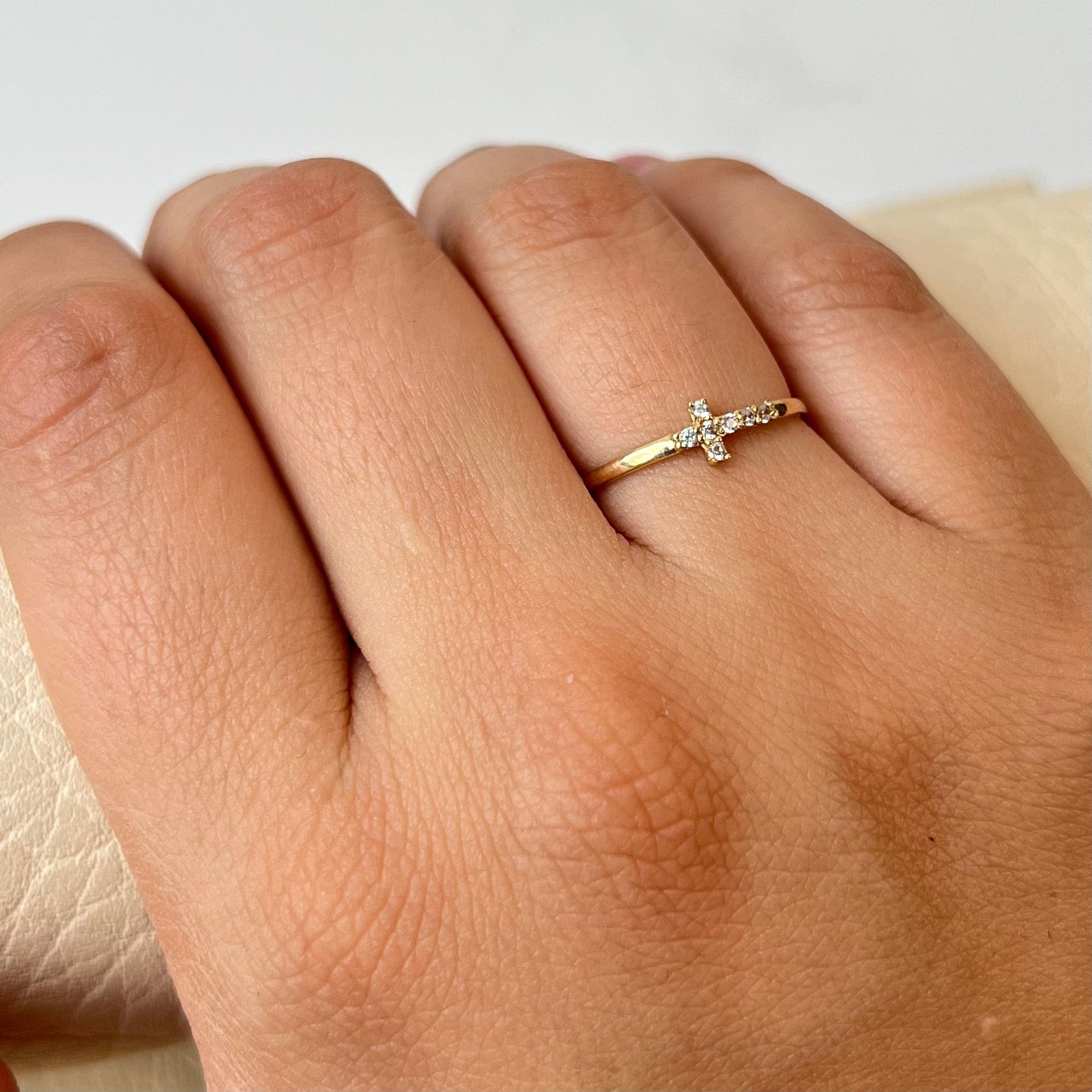 ANILLO CRUZ CIRCON BLANCO  / TALLA 6 / +2 / 0,77GR / 1,3 MM
