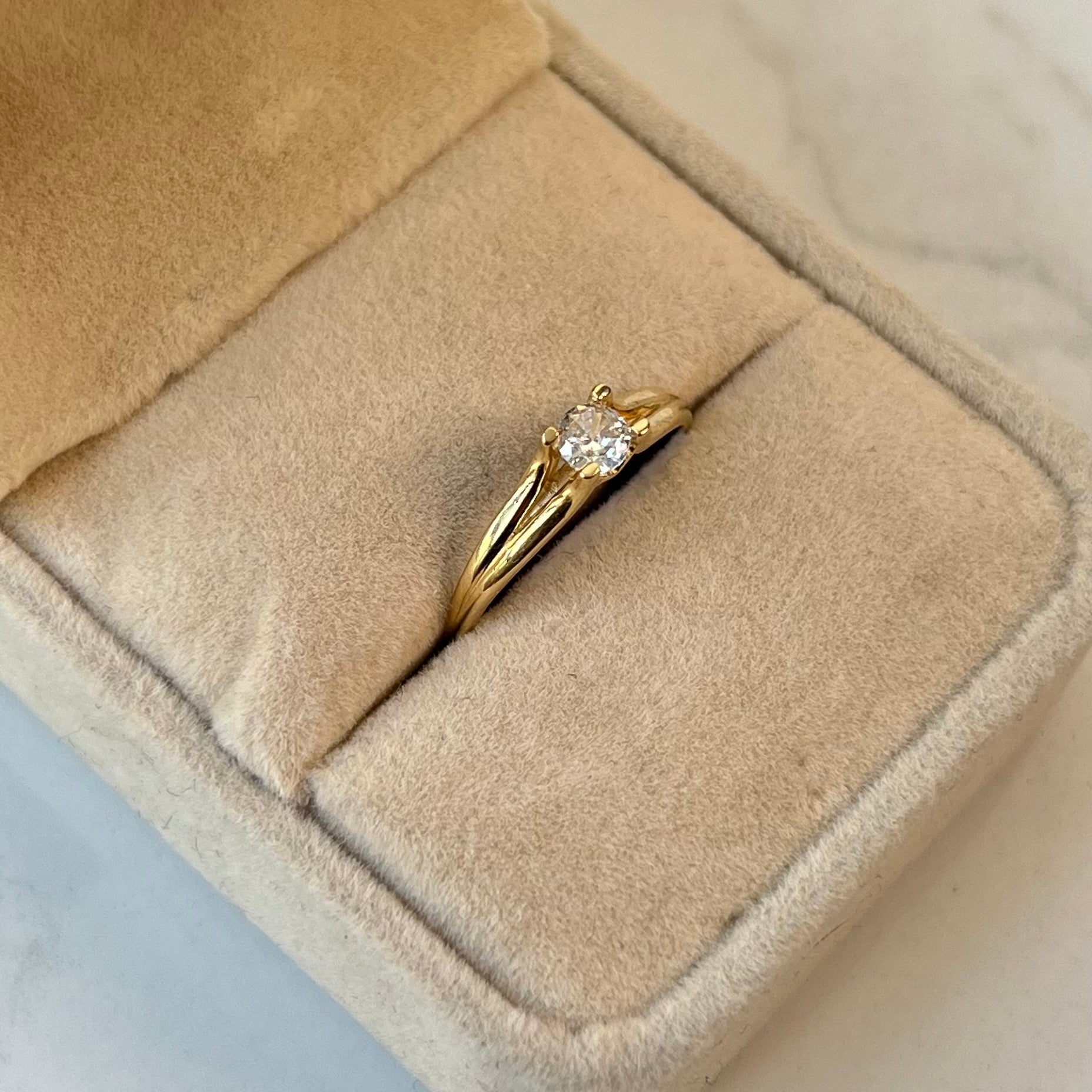 ANILLO SOLITARO LINEA ELEGANTE CON CIRCONES  ORO AMARILLO 18K / TALLA 7 / +2 / 2,12GR / 1,5 MM