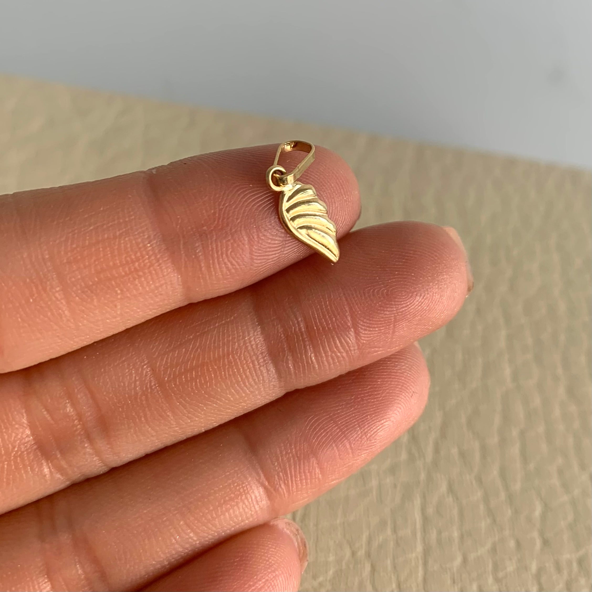 DIJE ALA ORO AMARILLO 18K 0,35 GR / 5 MM / 1,3 CM