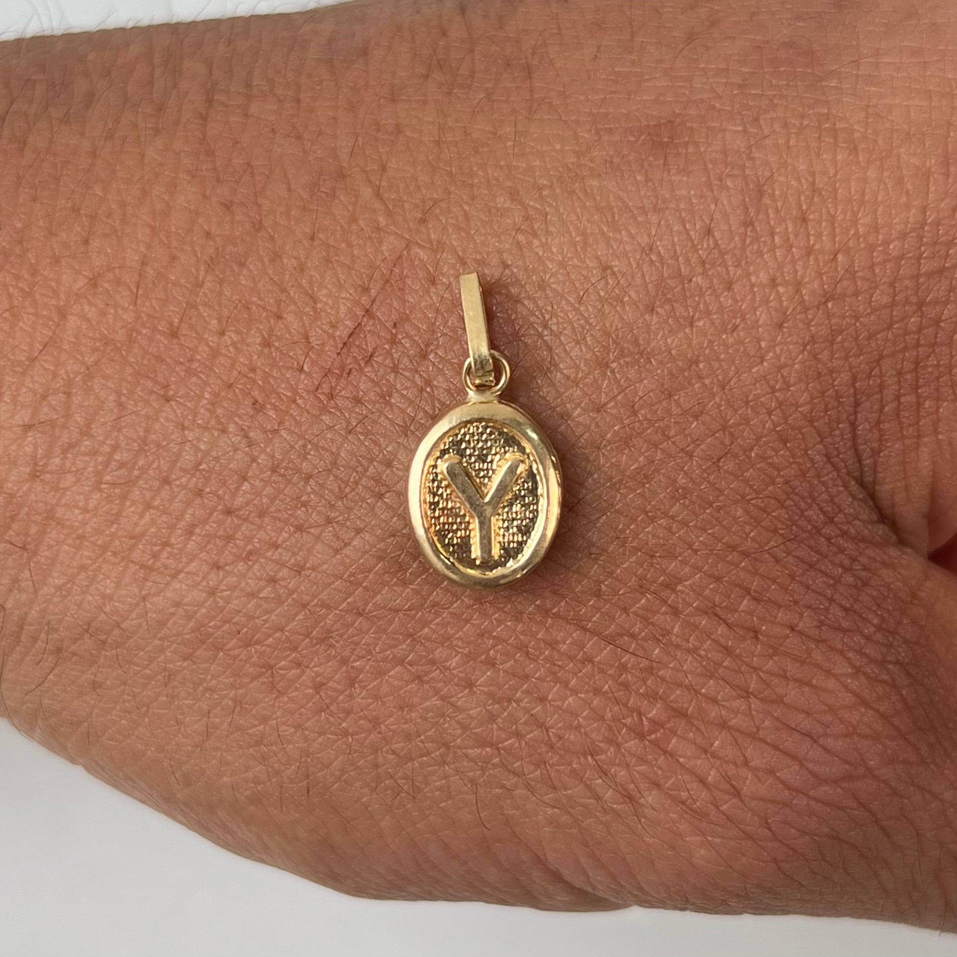 DIJE LETRA Y ORO AMARILLO 18K 0,59 GR / 9 MM / 1,4 CM