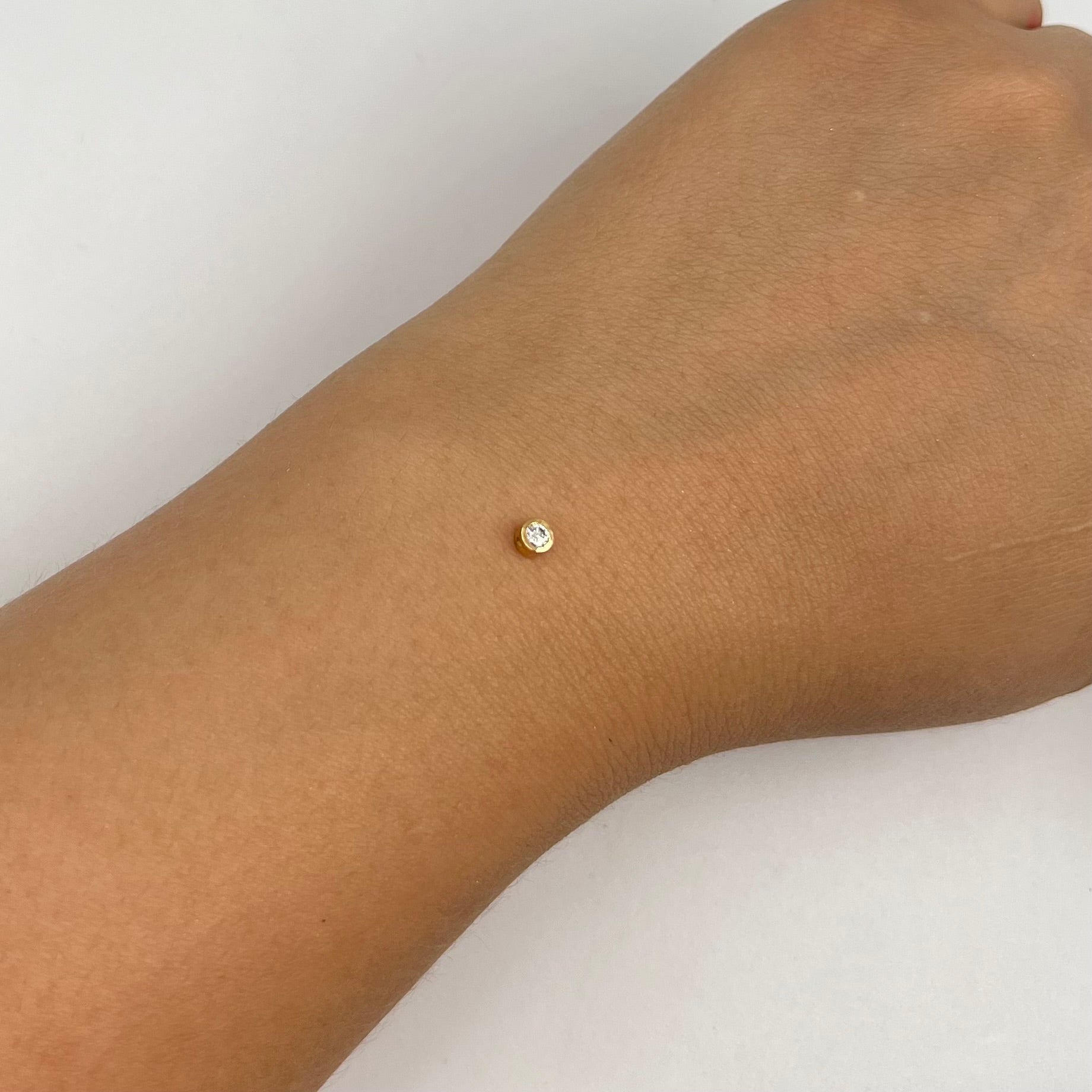 HERRAJE CIRCULAR DIAMANTE 0,06 CT ORO AMARILLO 18K  / 0,3 CM / 0,21 GR  (JOYA)