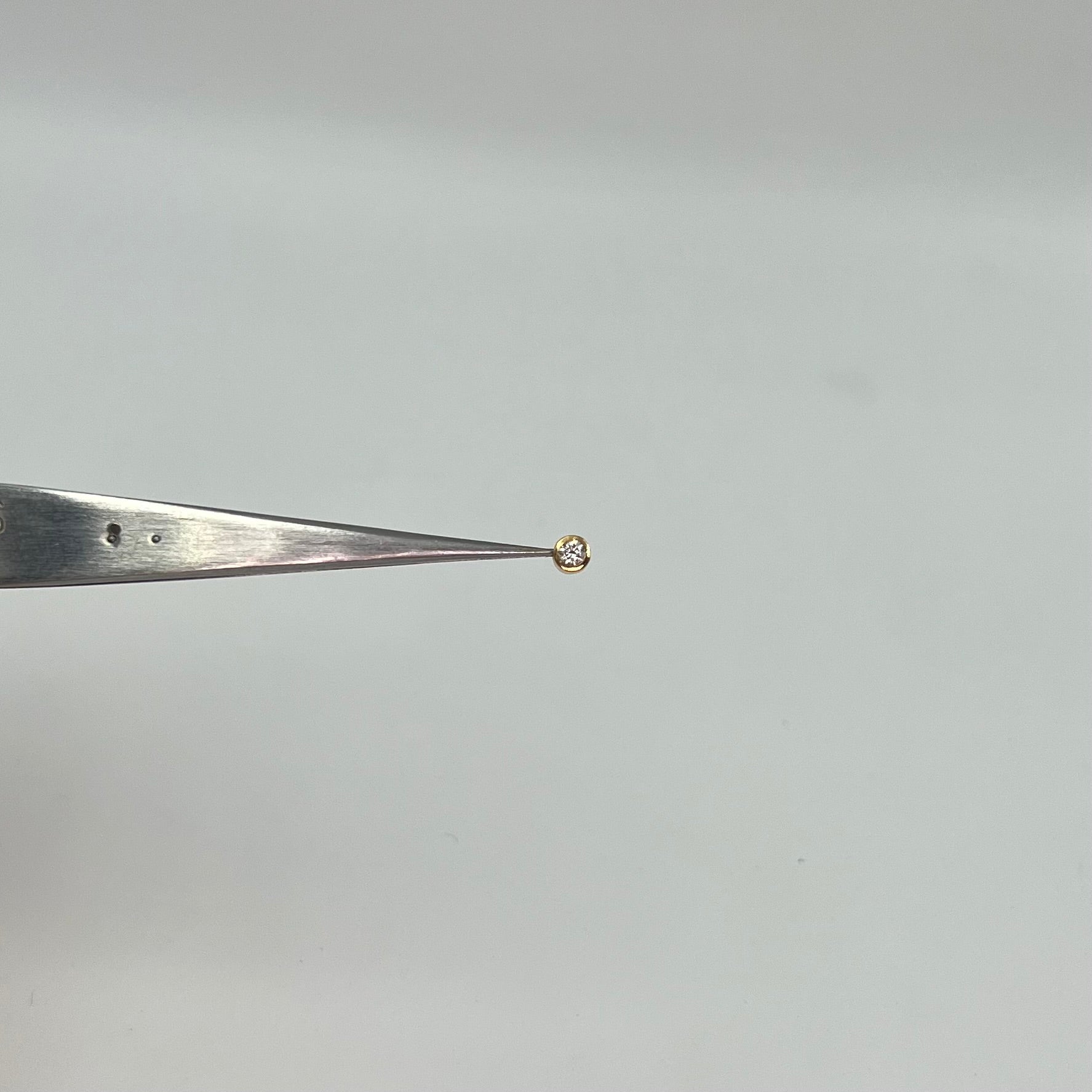 HERRAJE CIRCULAR DIAMANTE 0,06 CT ORO AMARILLO 18K  / 0,3 CM / 0,21 GR  (JOYA)