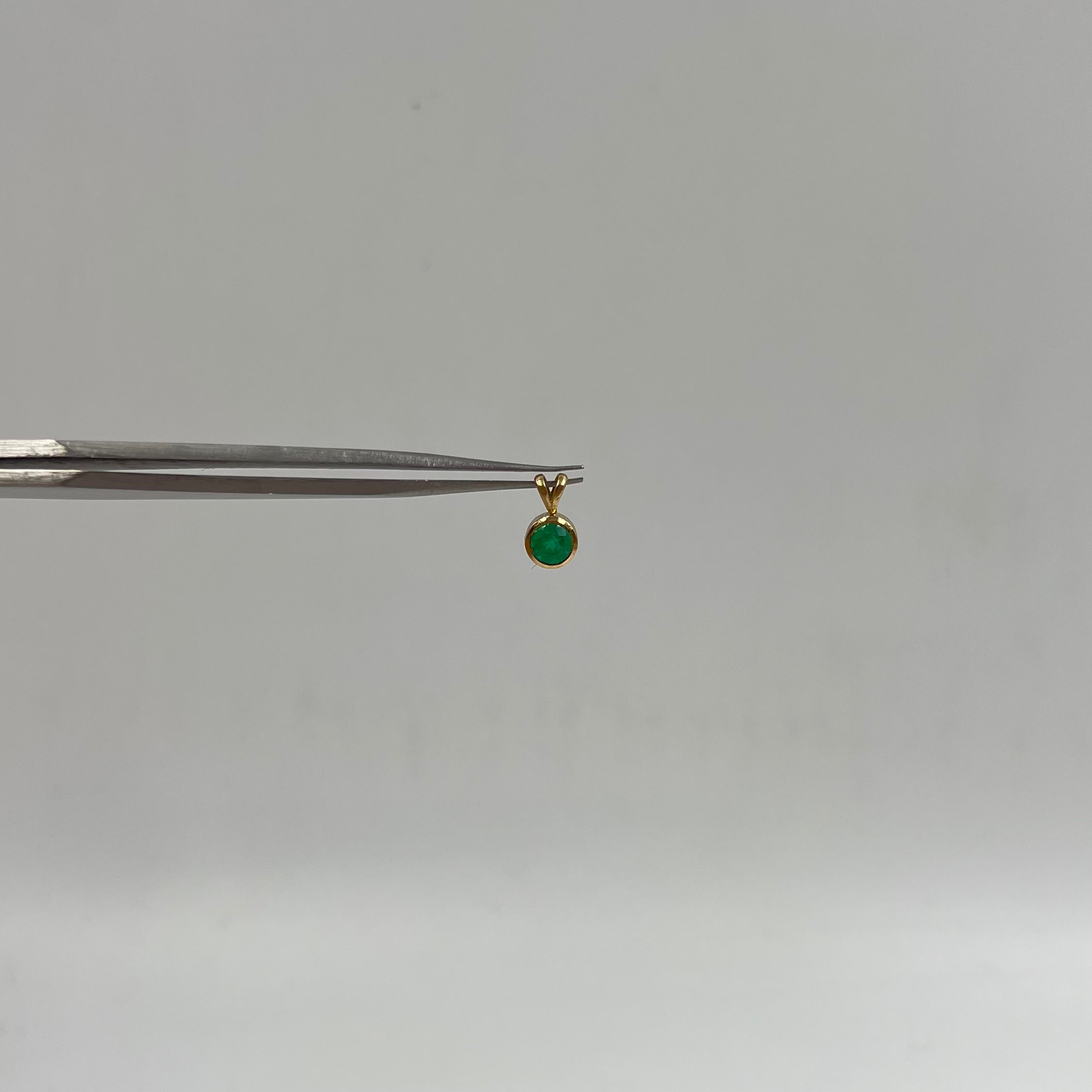 DIJE CIRCULO ESMERALDA  0,55 CT ORO AMARILLO 18K / 0,69 GR / 5 MM / 1 CM (JOYA)