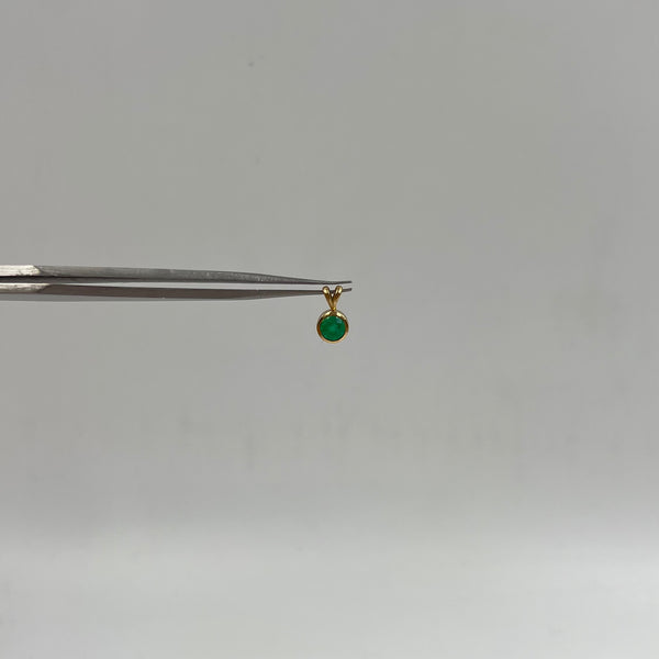 DIJE CIRCULO ESMERALDA  0,55 CT ORO AMARILLO 18K / 0,69 GR / 5 MM / 1 CM (JOYA)