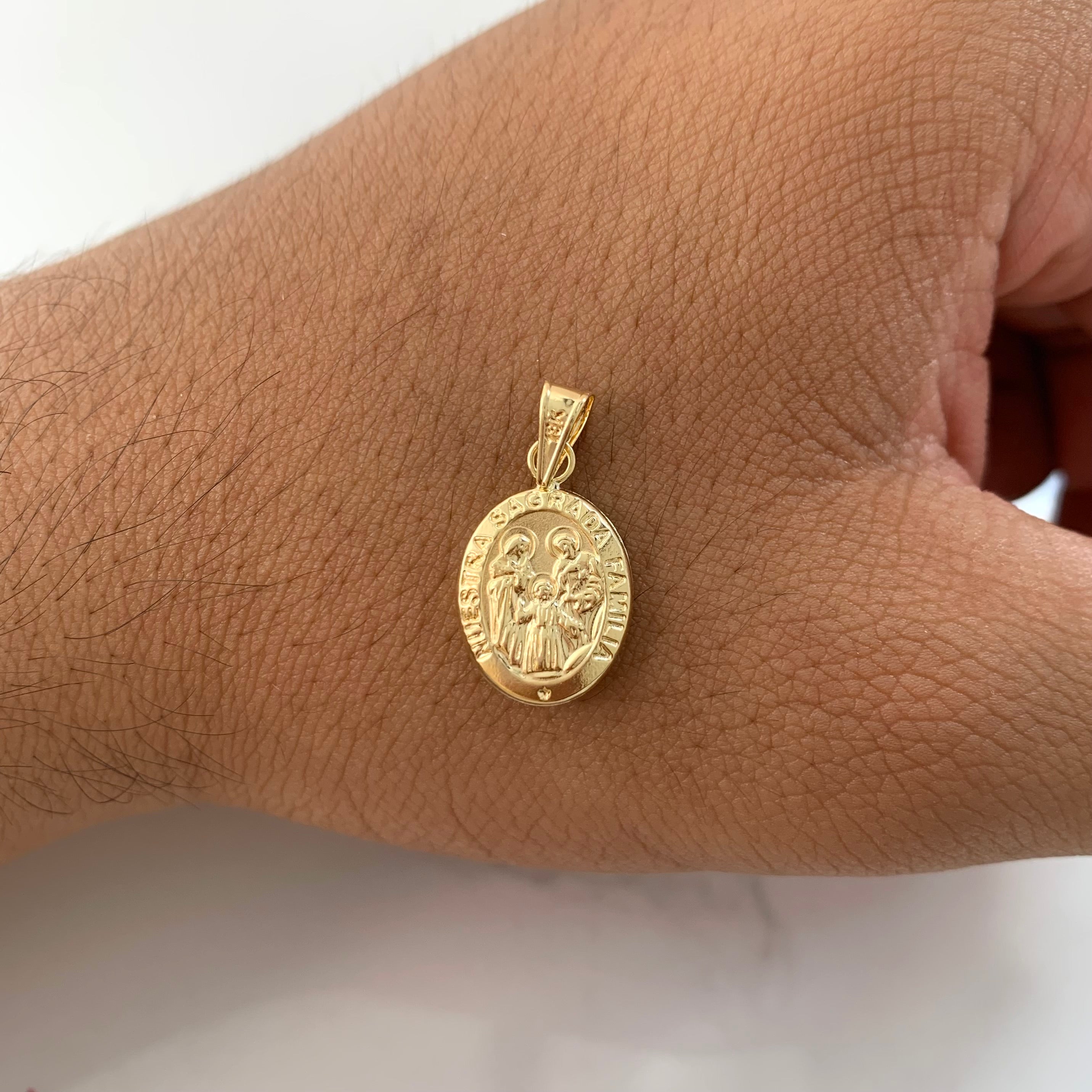 DIJE SAGRADA FAMILIA  ORO AMARILLO 18K 0,9 GR / 1,2 MM / 1,8 CM