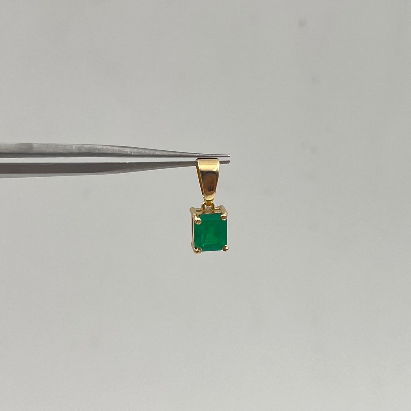 DIJE ESMERALDA 0.87 CT ORO AMARILLO 18K 1GR / 5.6 MM / 1 CM