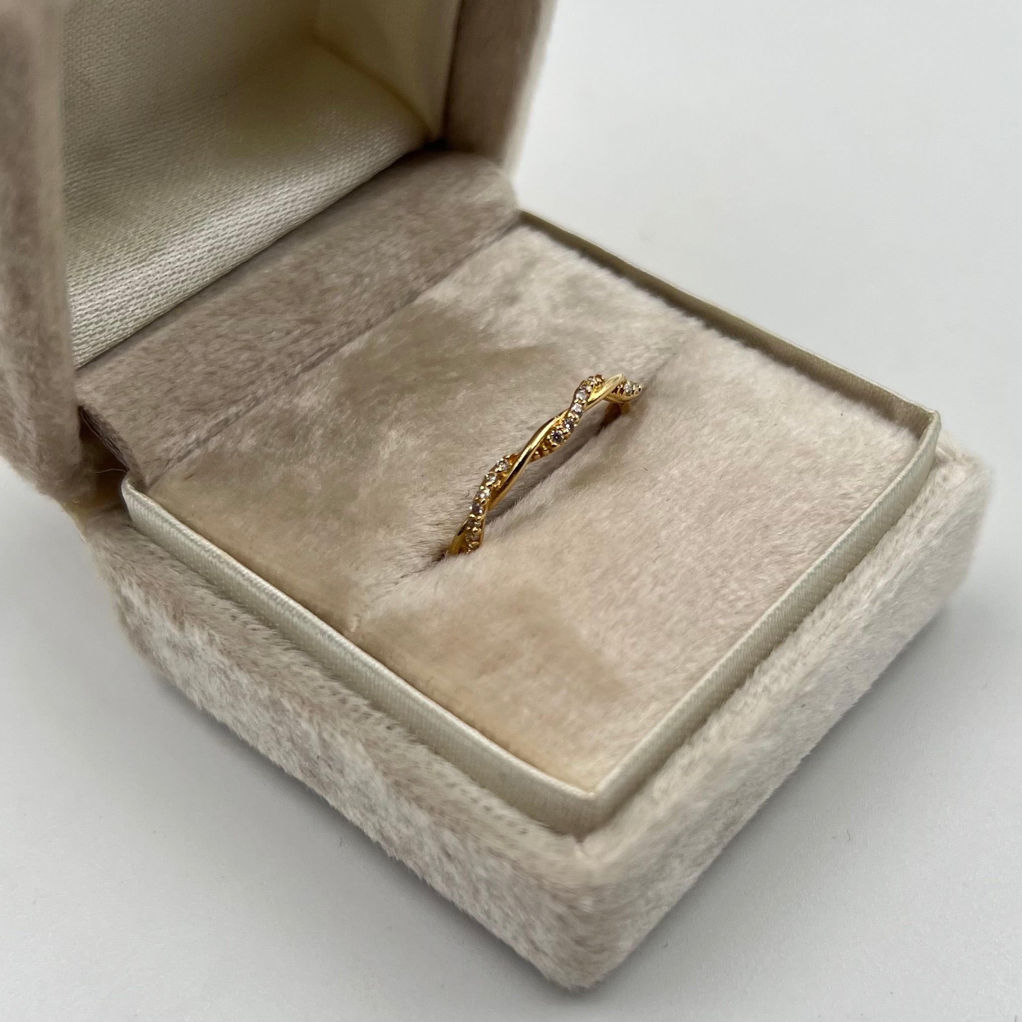 ANILLO ENTRELAZADO CON CIRCONES  ORO AMARILLO 18K / TALLA 7/5 / 1,57 GR / 2 MM