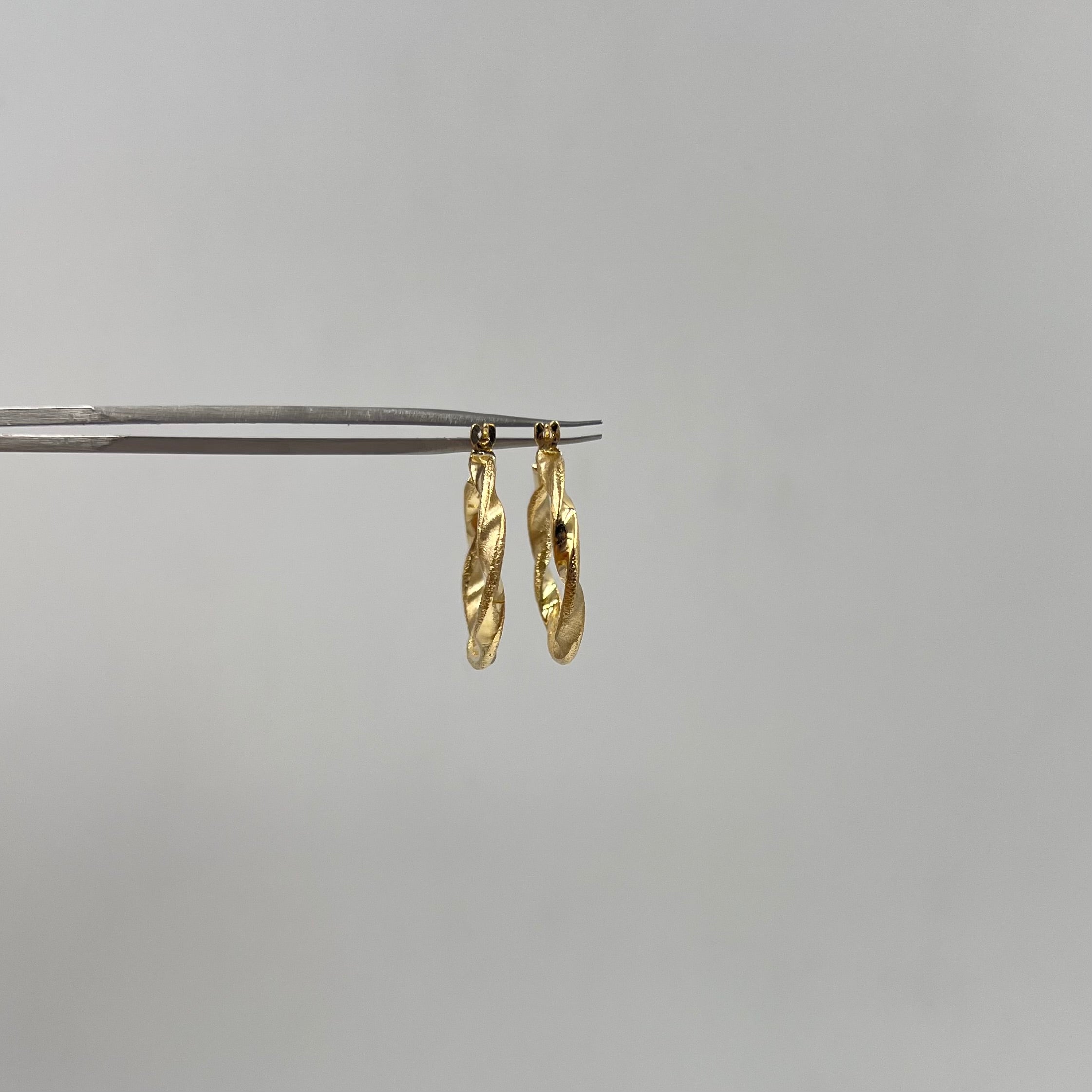 CANDONGA ENTORCHADA MATIZADA  ORO AMARILLO 18K 1,94 GR / 2,5 CM
