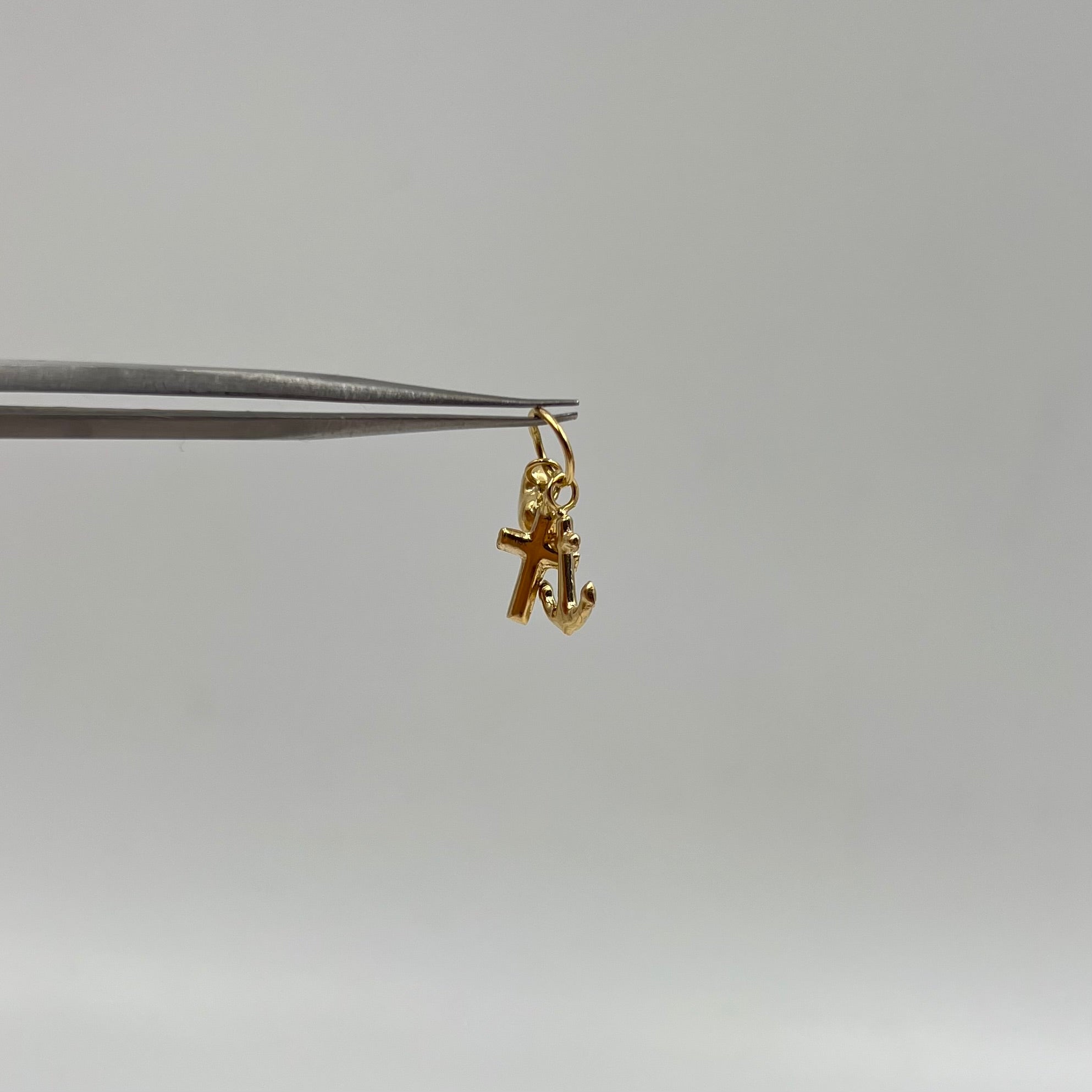 DIJE TRES GRACIAS  ORO AMARILLO 18K 0,47 GR / 6 MM / 1,1 CM